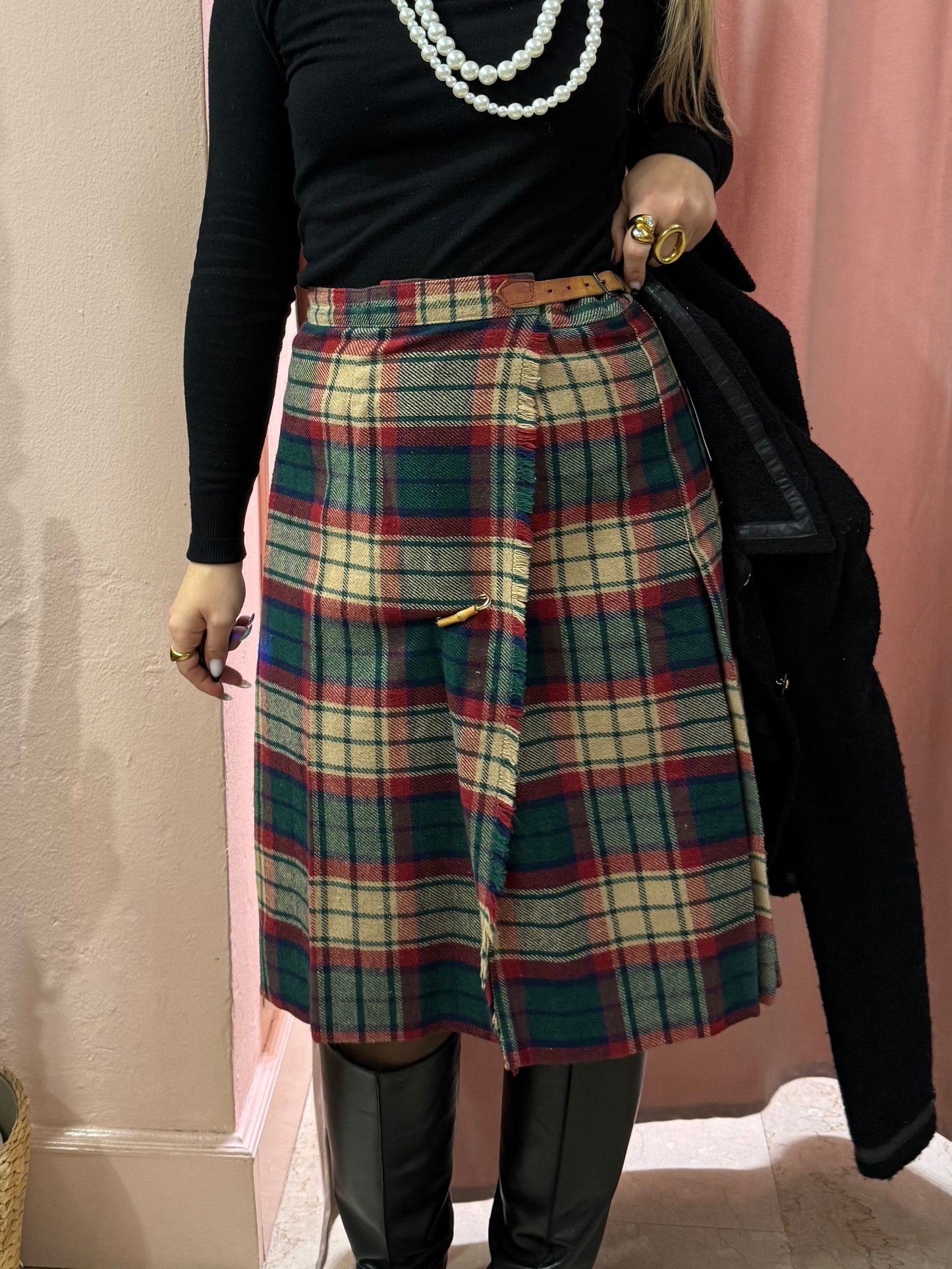 Gonna tartan sul verde con spilla