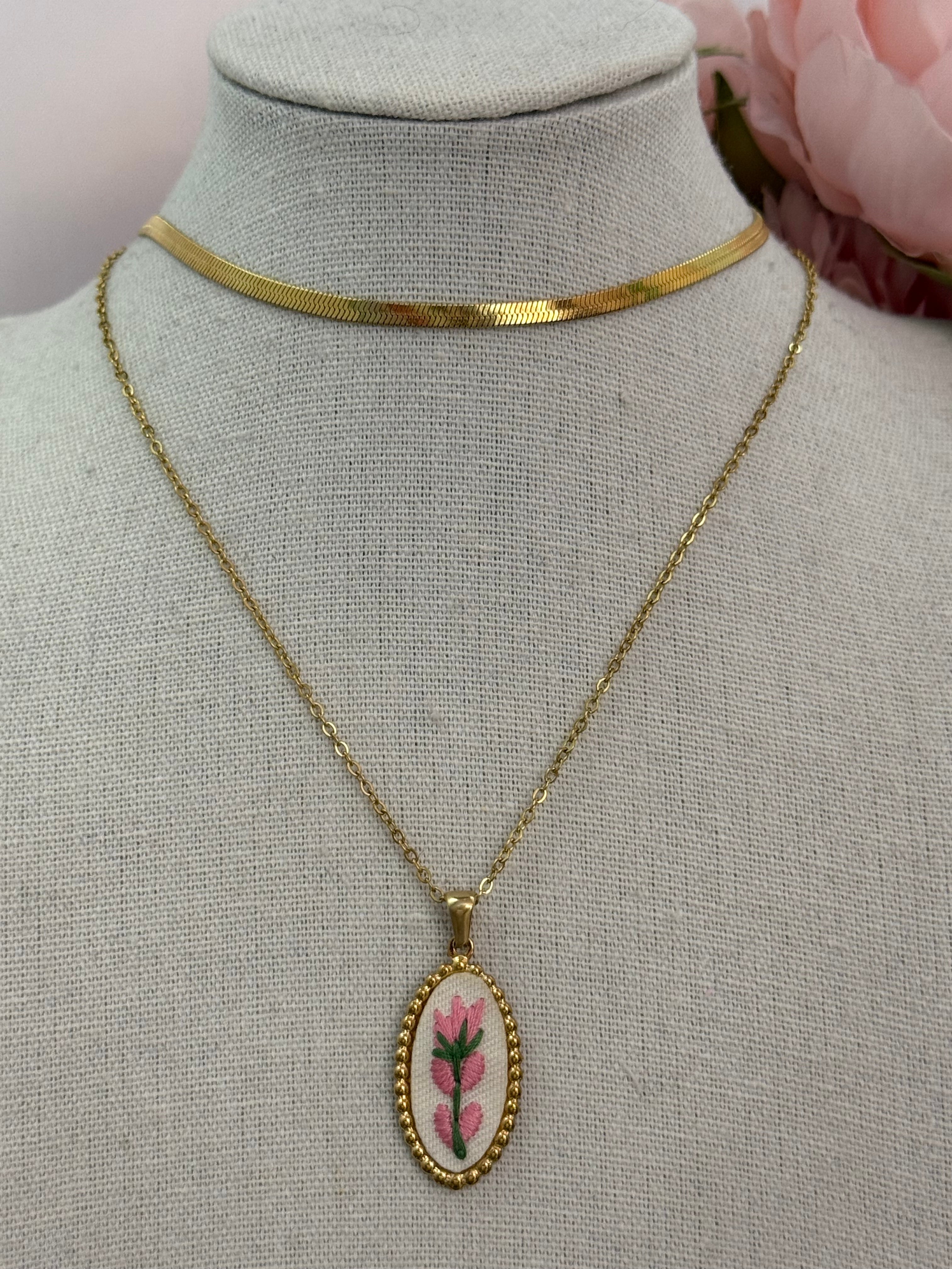 Collana con fiore ricamato