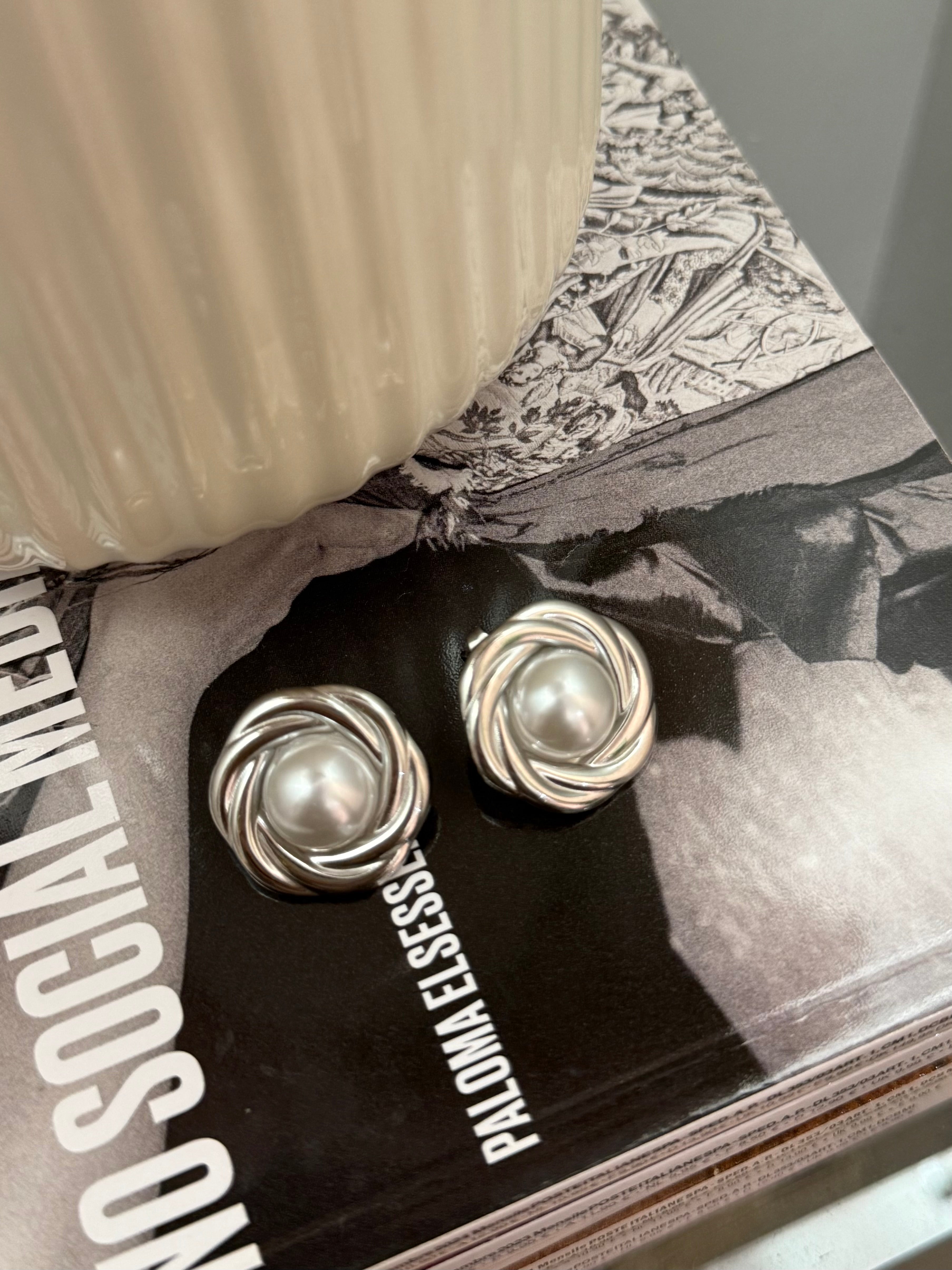 Orecchini rotondi torchon con pietra | solo online