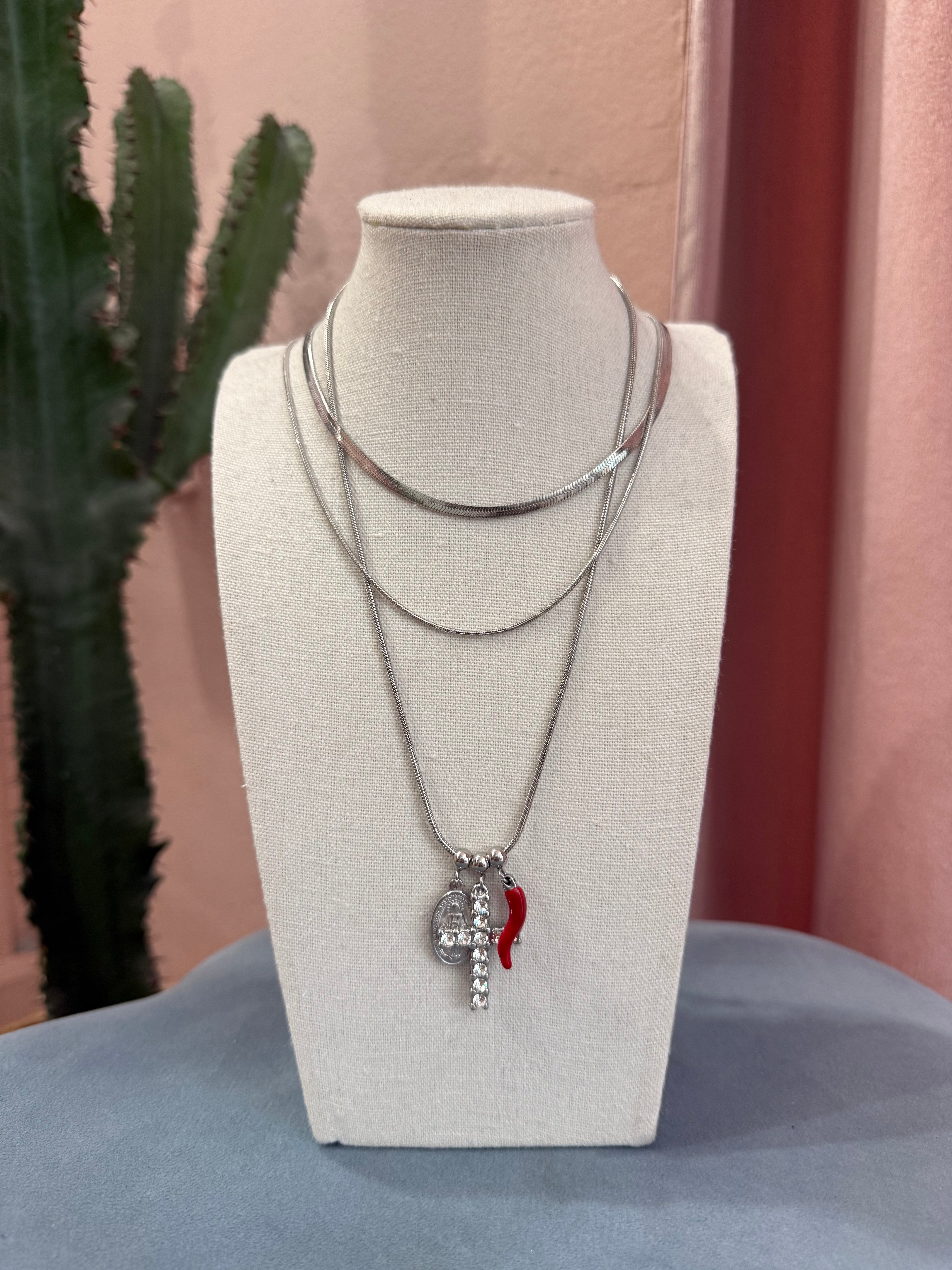 Collana con ciondoli e croce argento