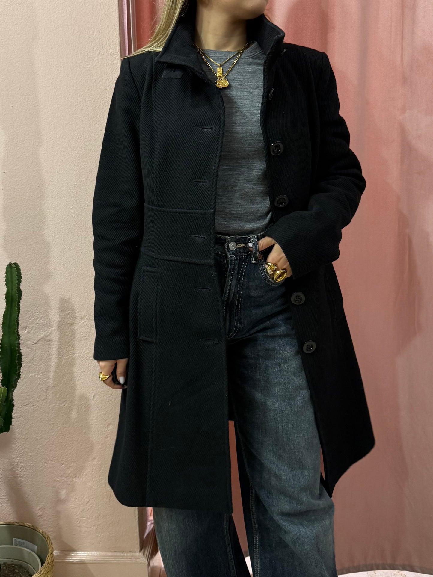 Cappotto nero in lana texture a righe