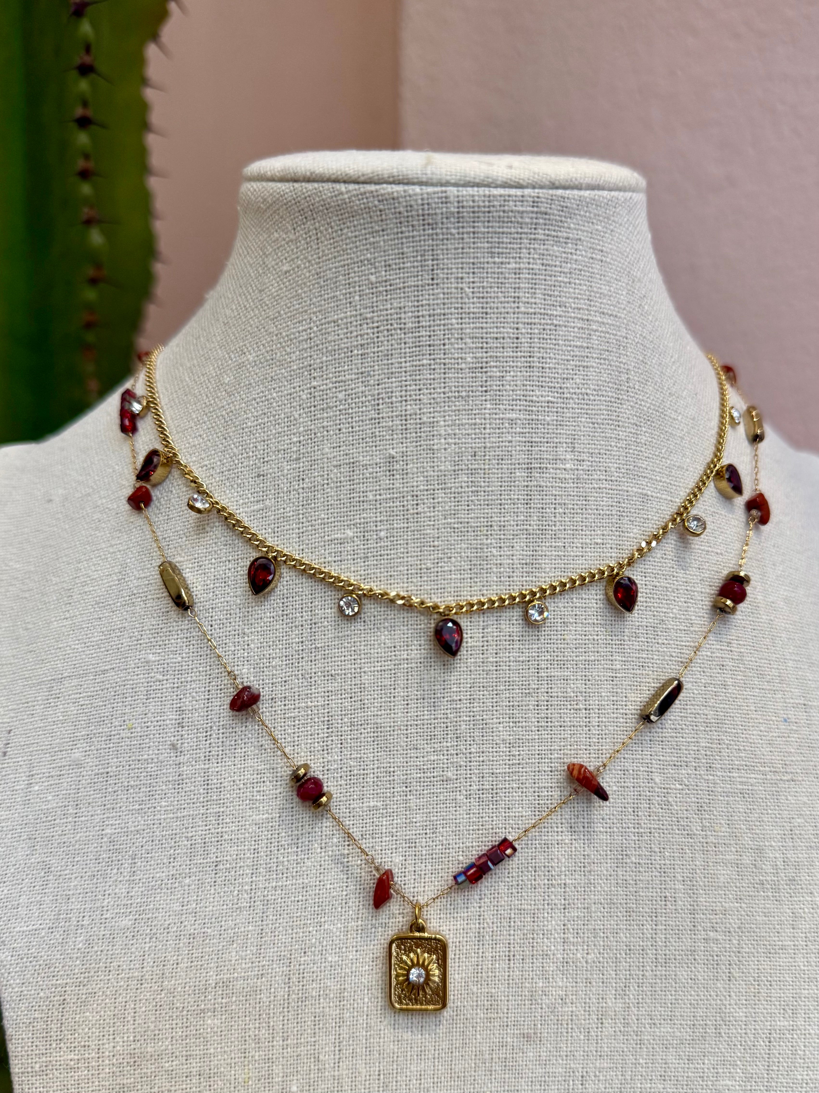 Collana con pietre sfaccettate e medaglietta dorata