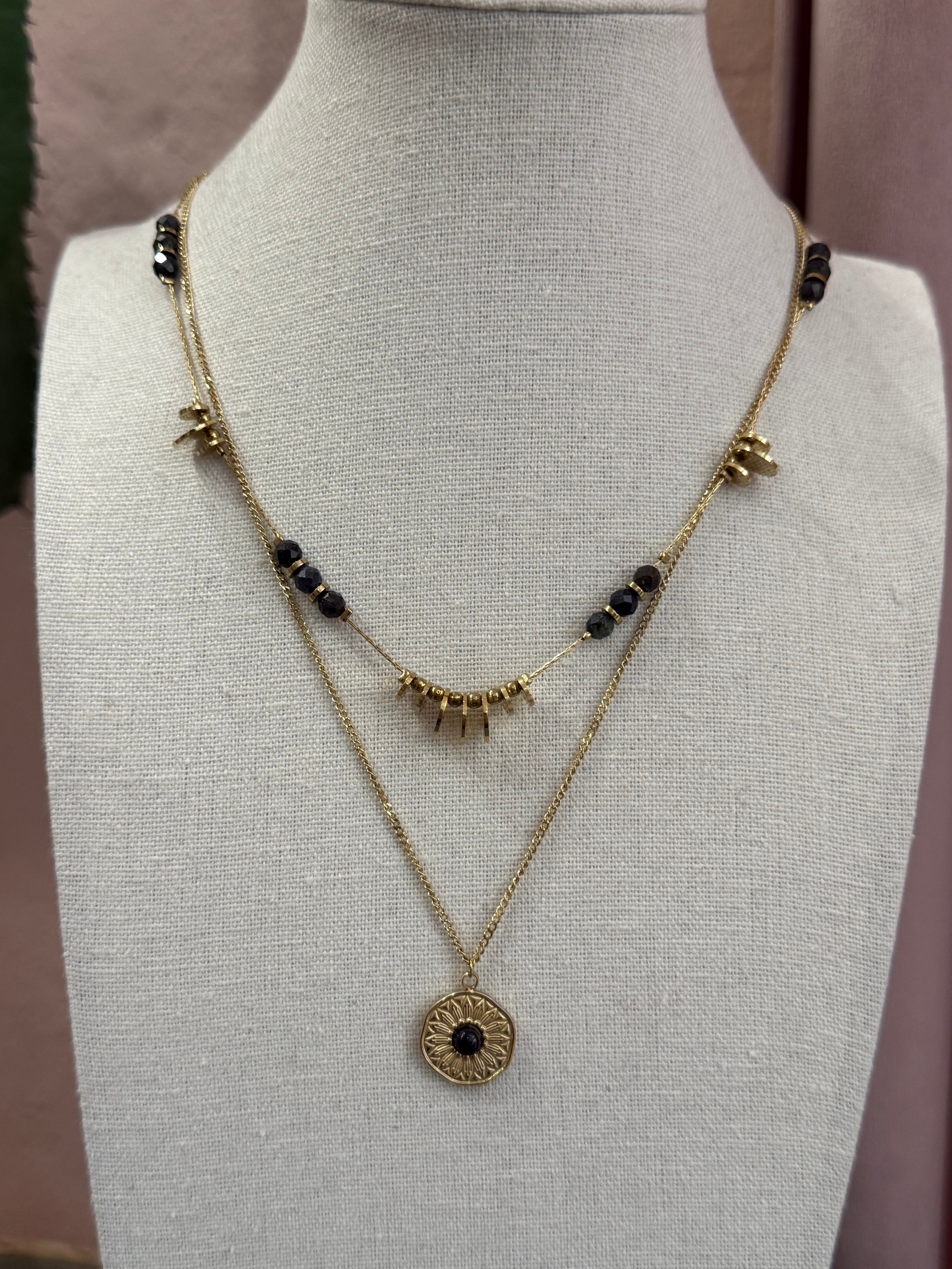 Collana doppia con ciondolo dorato e pietra nera
