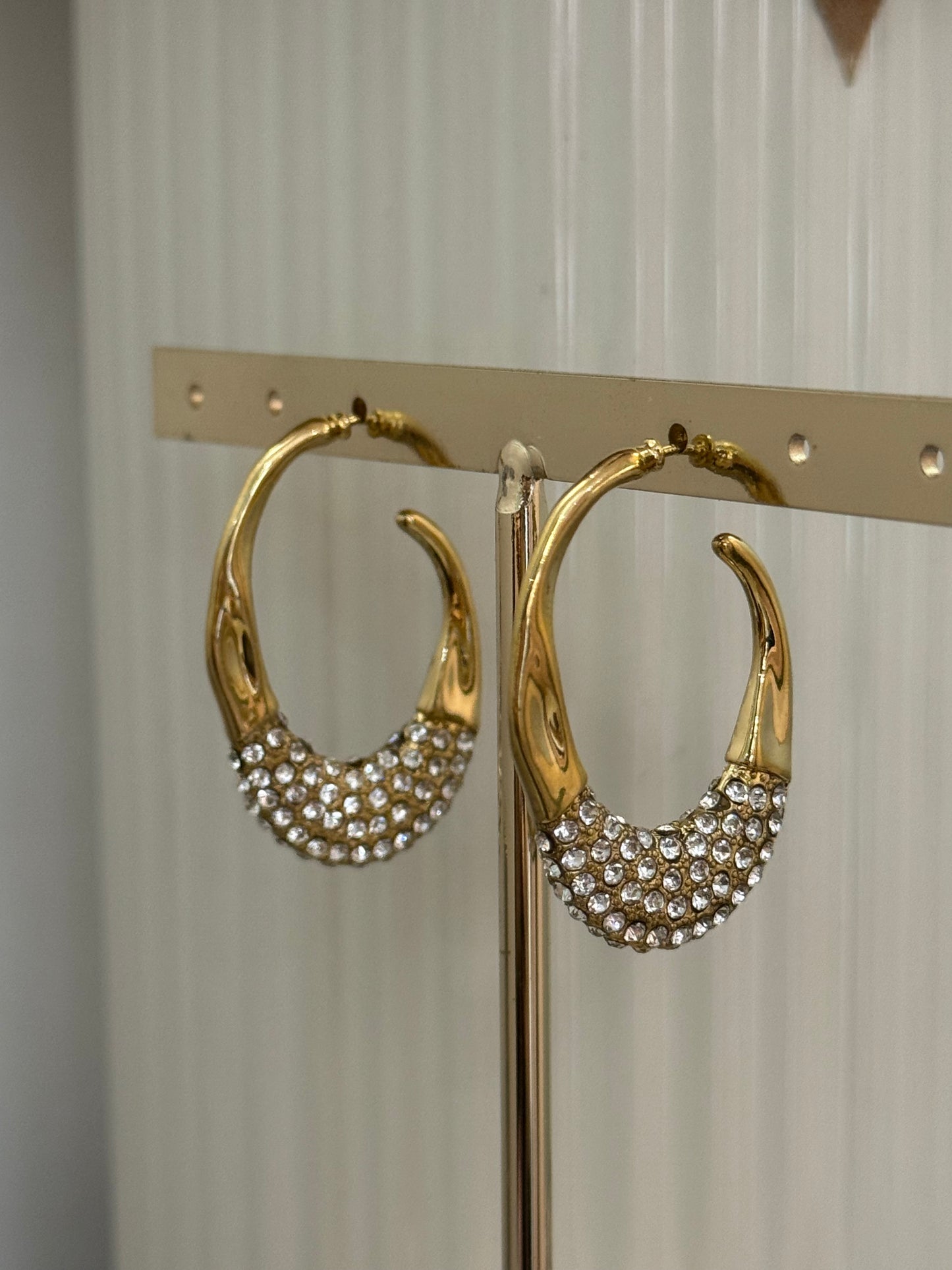 Orecchini pendenti irregolari con zirconi