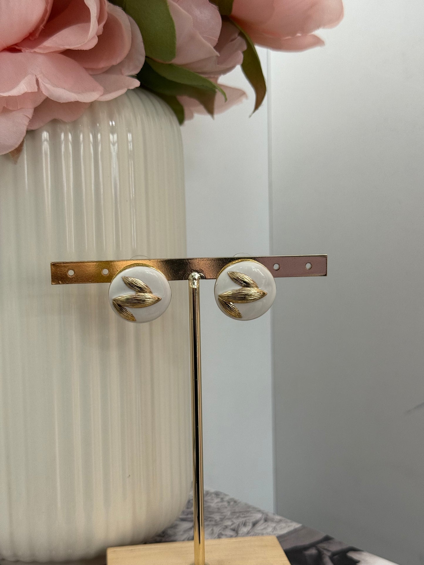 Orecchini a bottone bianchi dettaglio foglia dorata