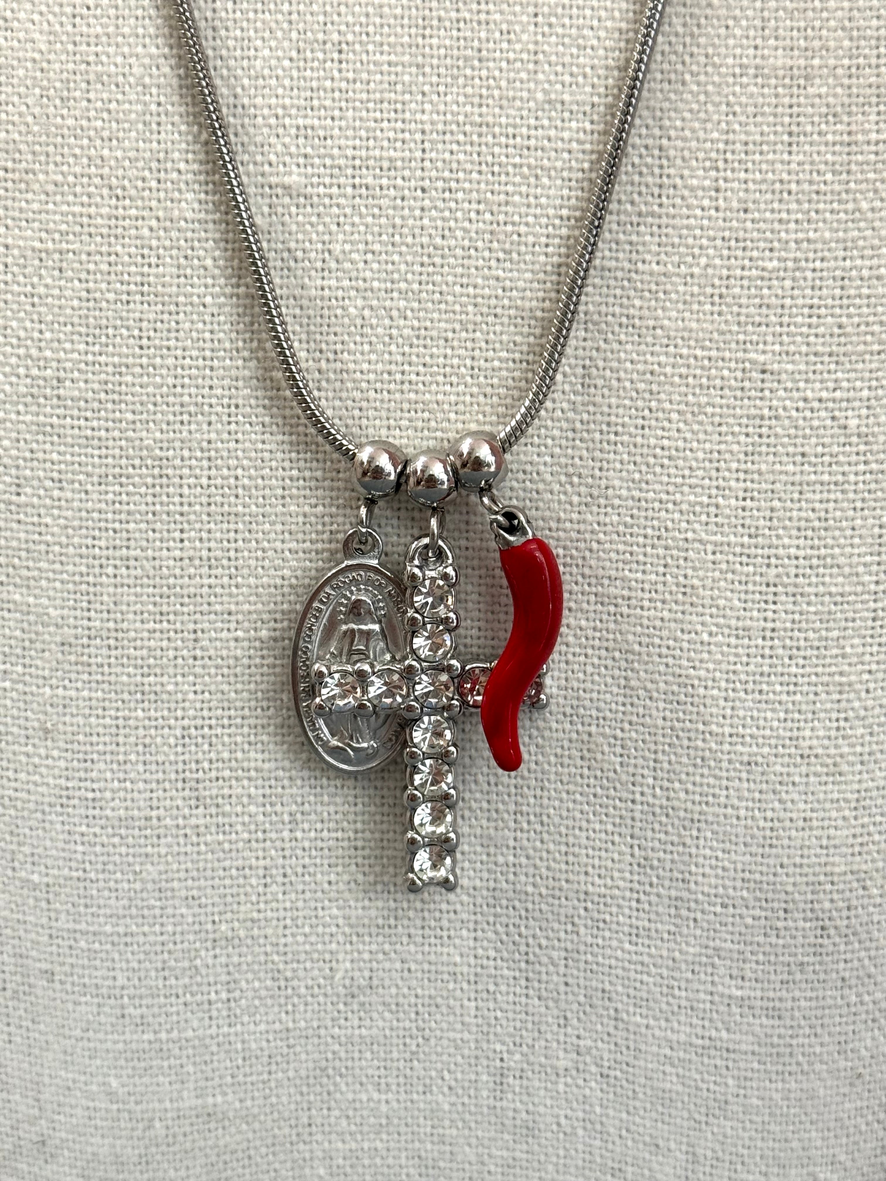 Collana con ciondoli e croce argento