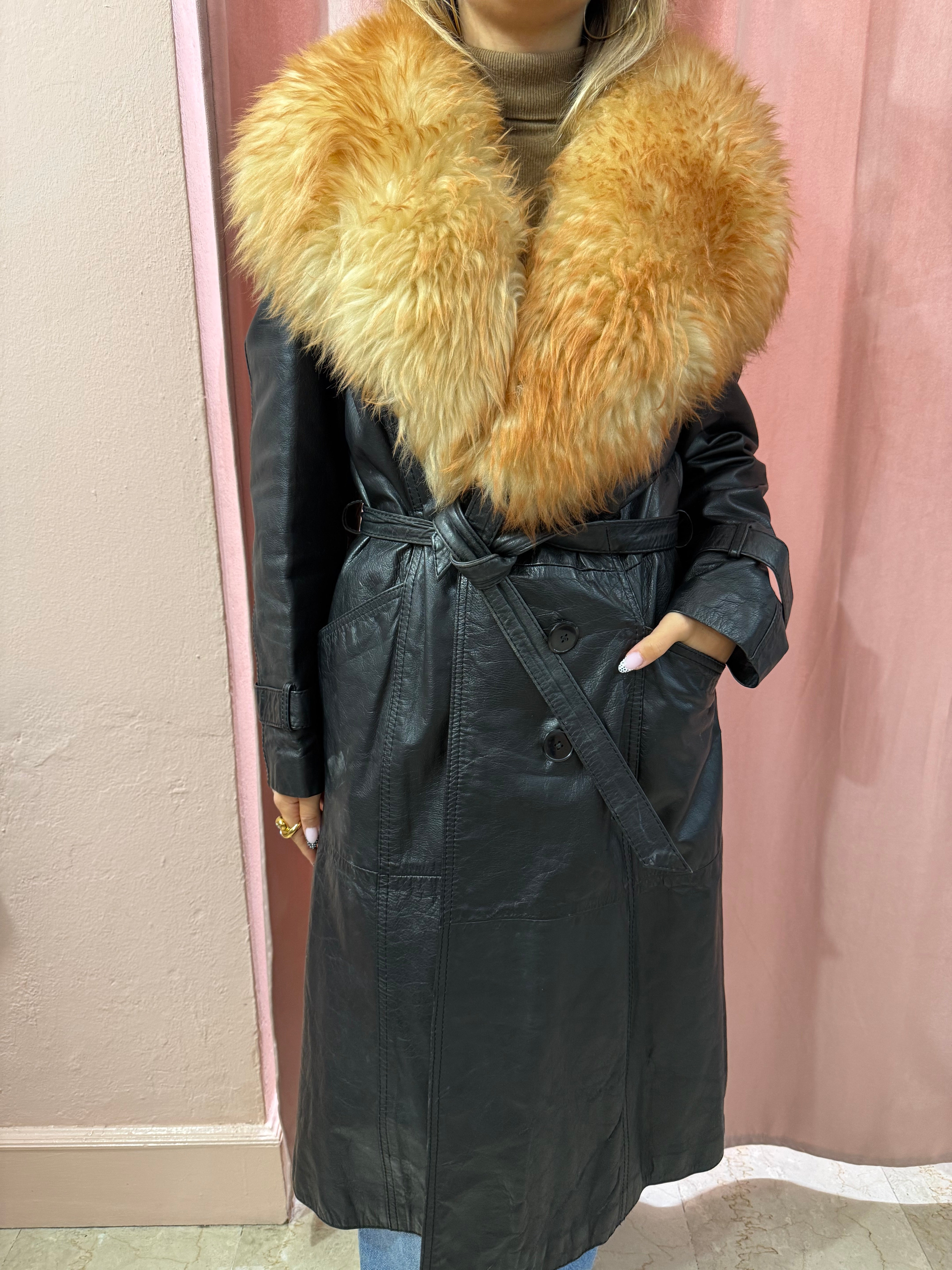 Trench in vera pelle nero con dettaglio collo