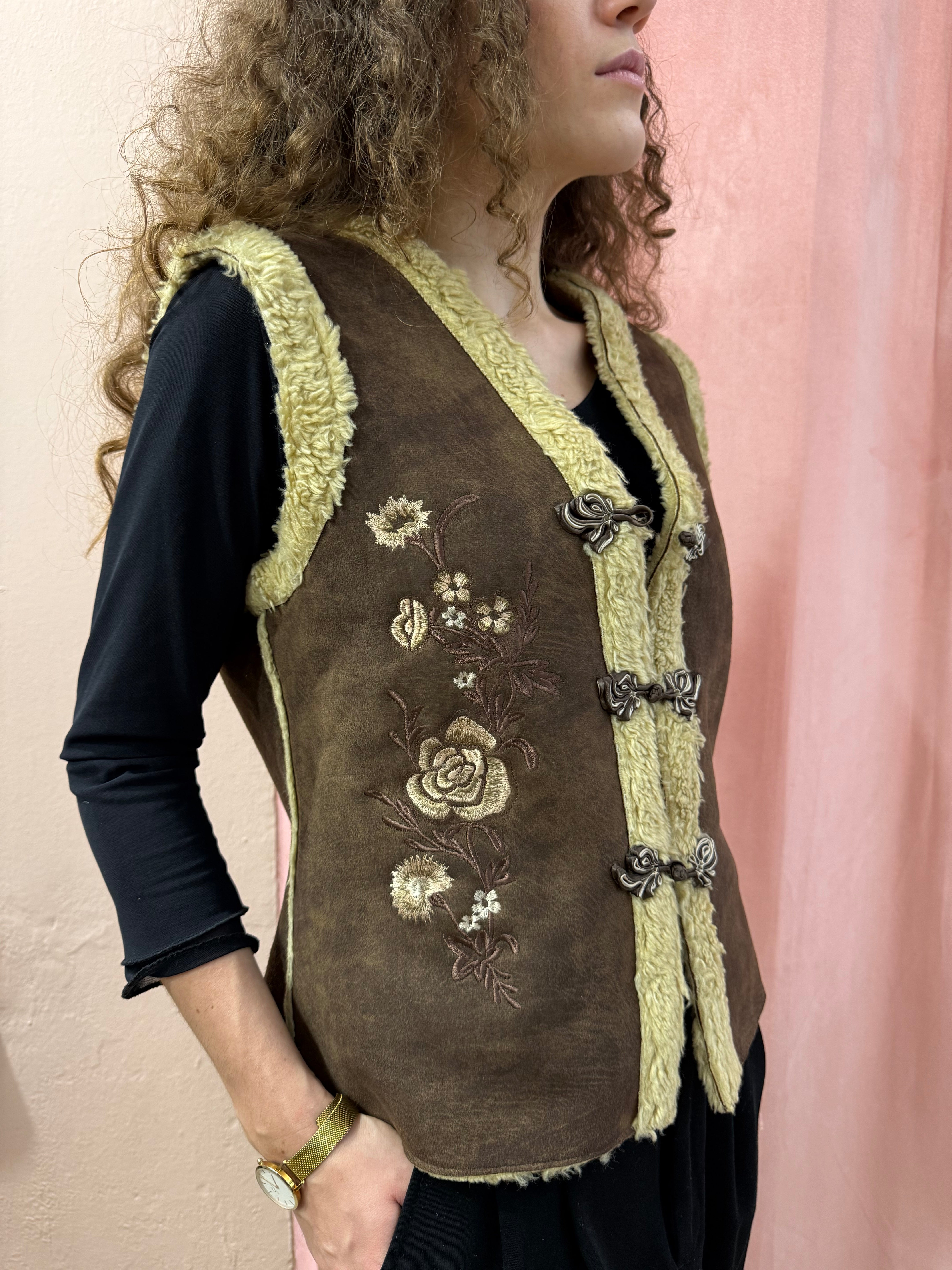 Gilet smanicato con ricami