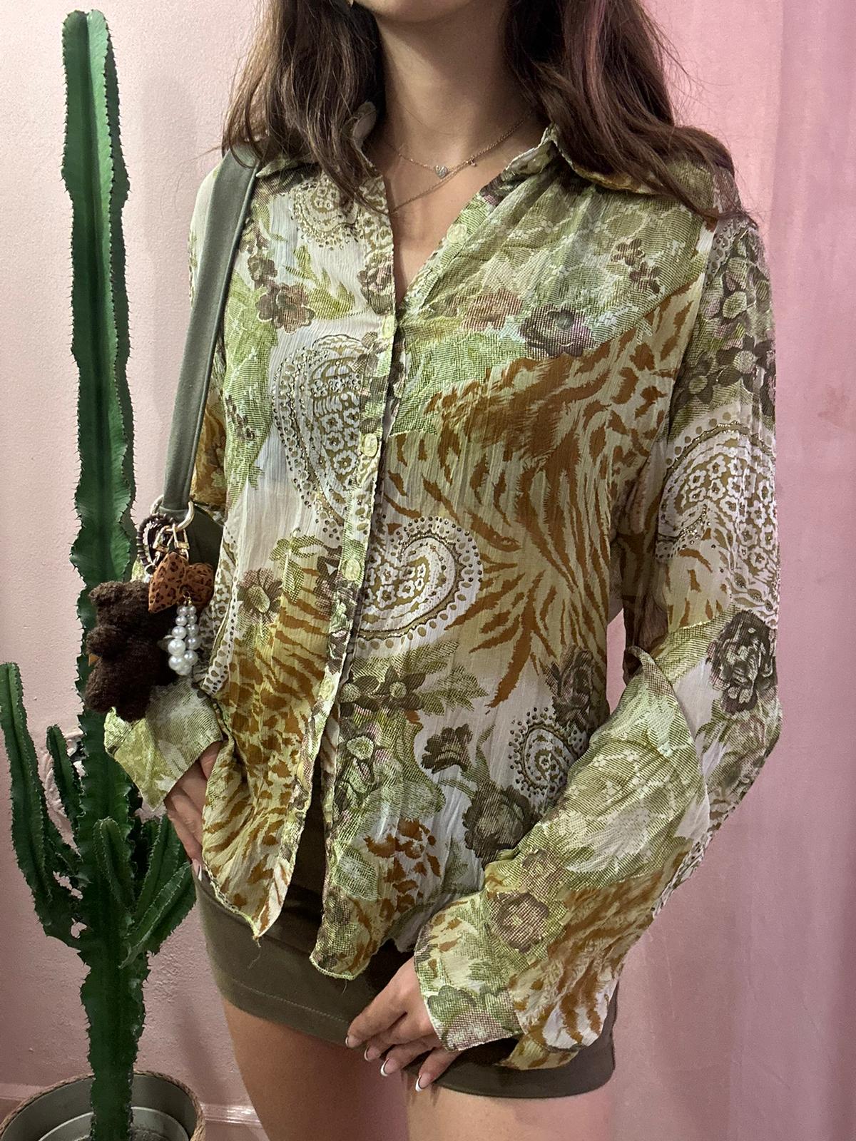 Camicia velata in fantasia sul verde