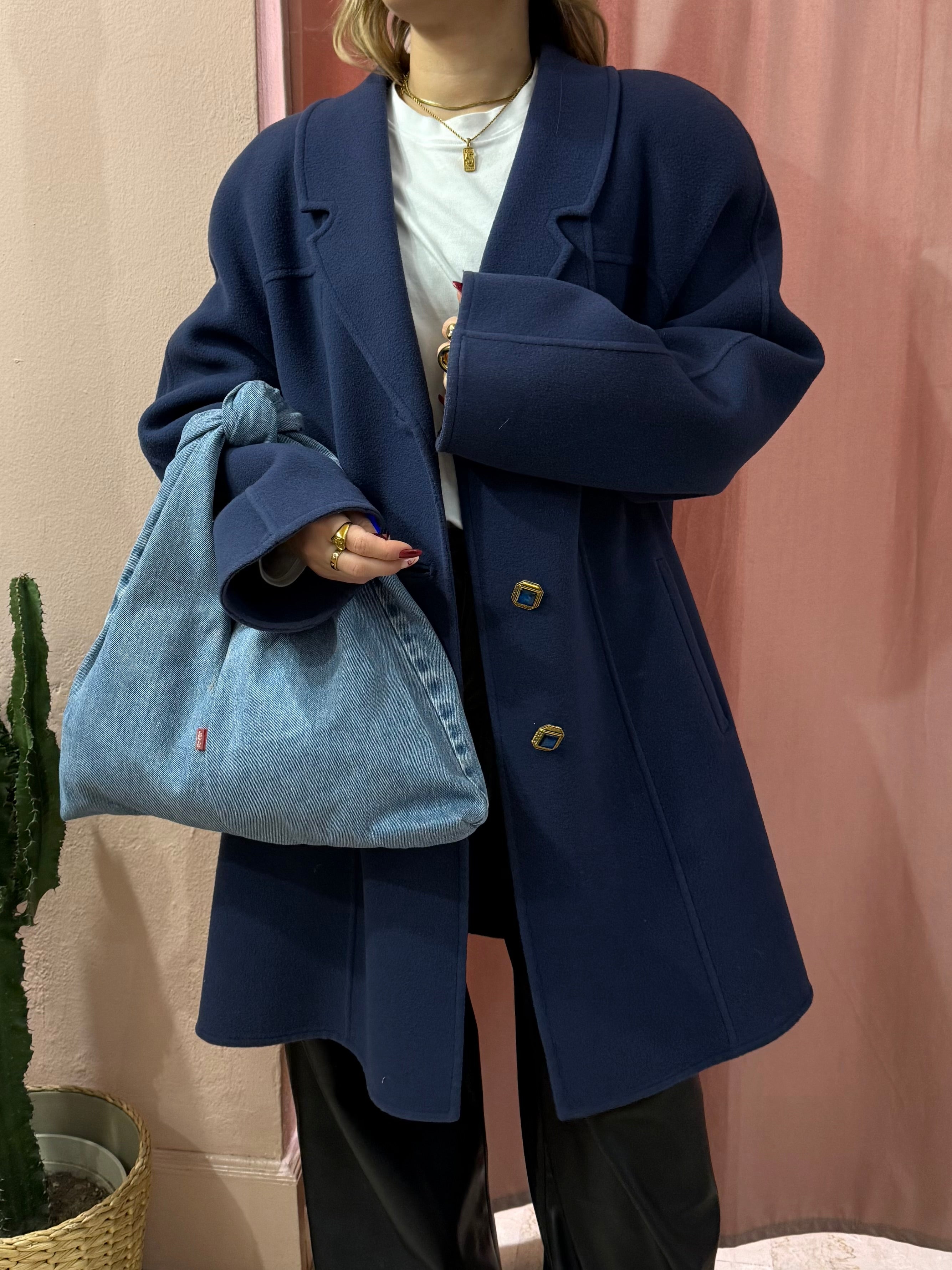 Cappotto blu con bottoni gioiello