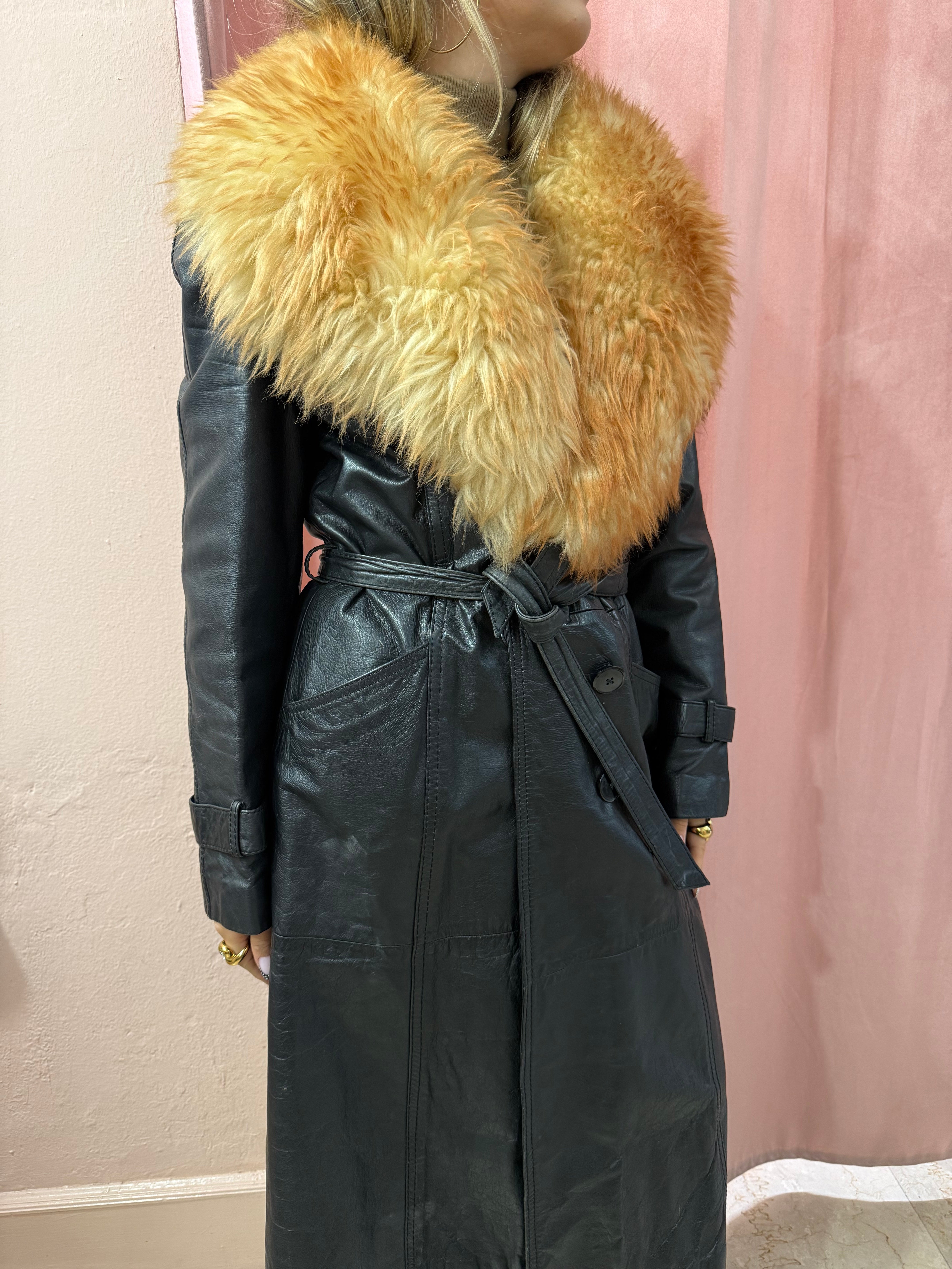 Trench in vera pelle nero con dettaglio collo