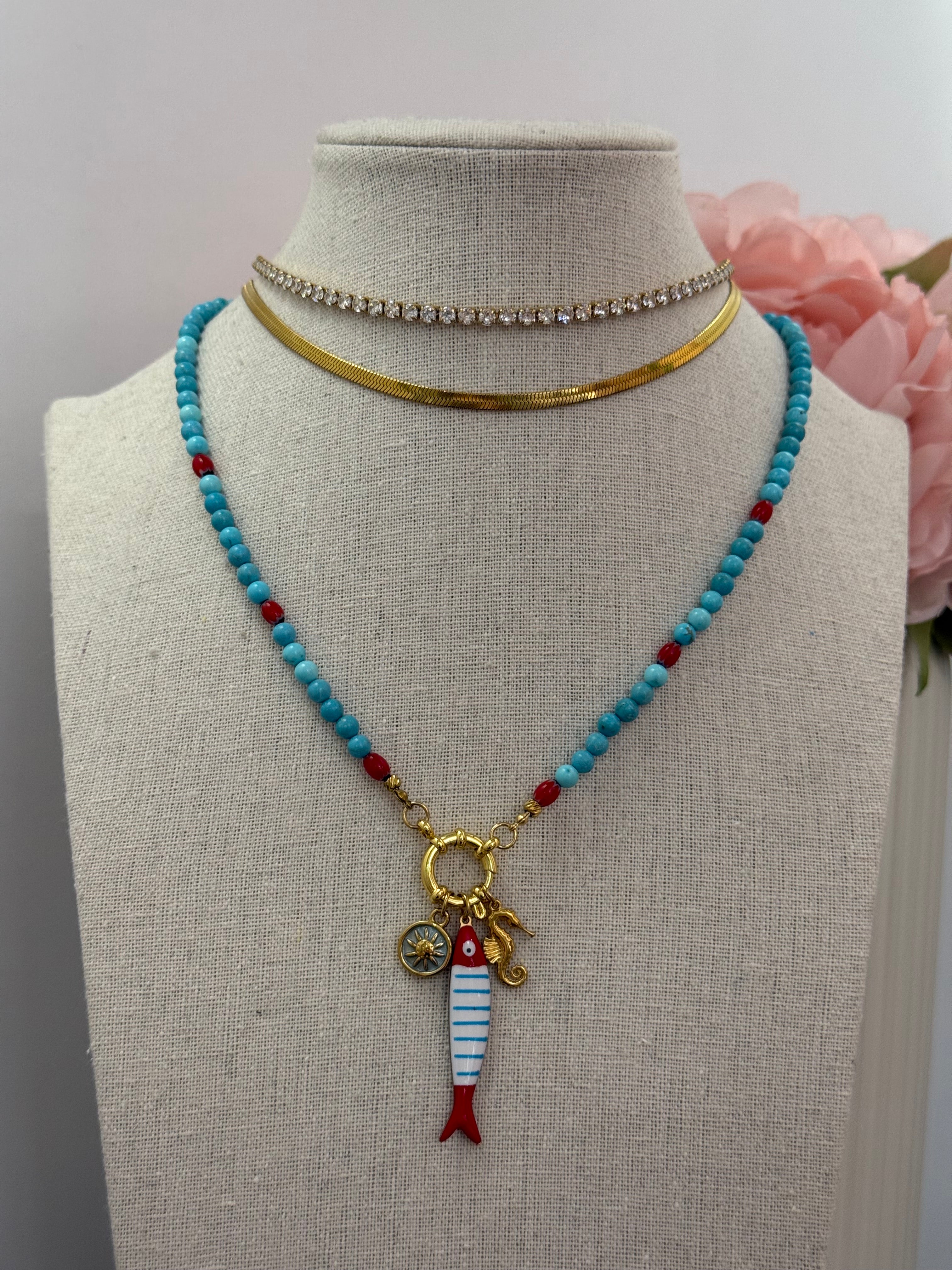Collana turchese con ciondoli marini