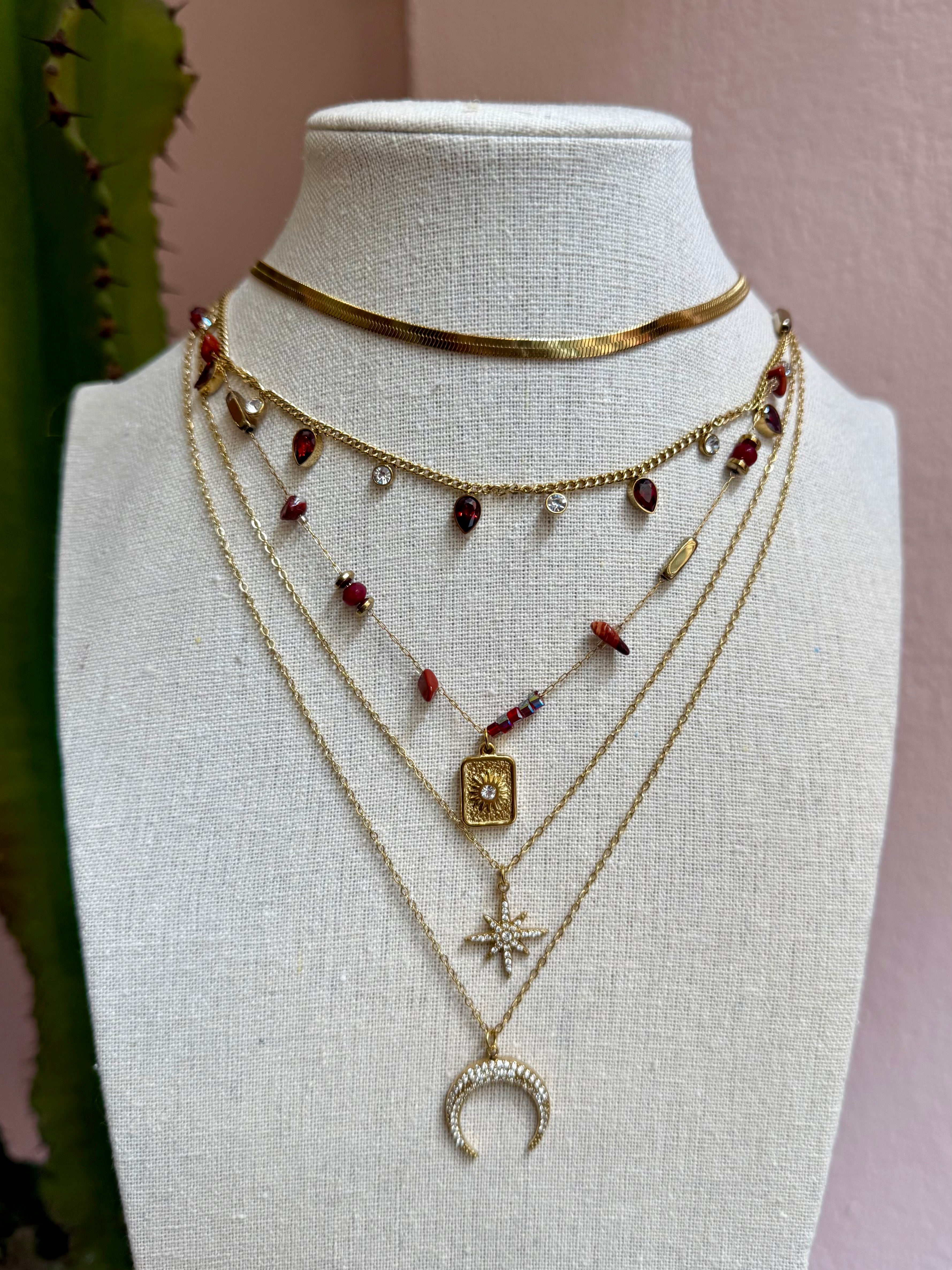 Collana con pietre sfaccettate e medaglietta dorata