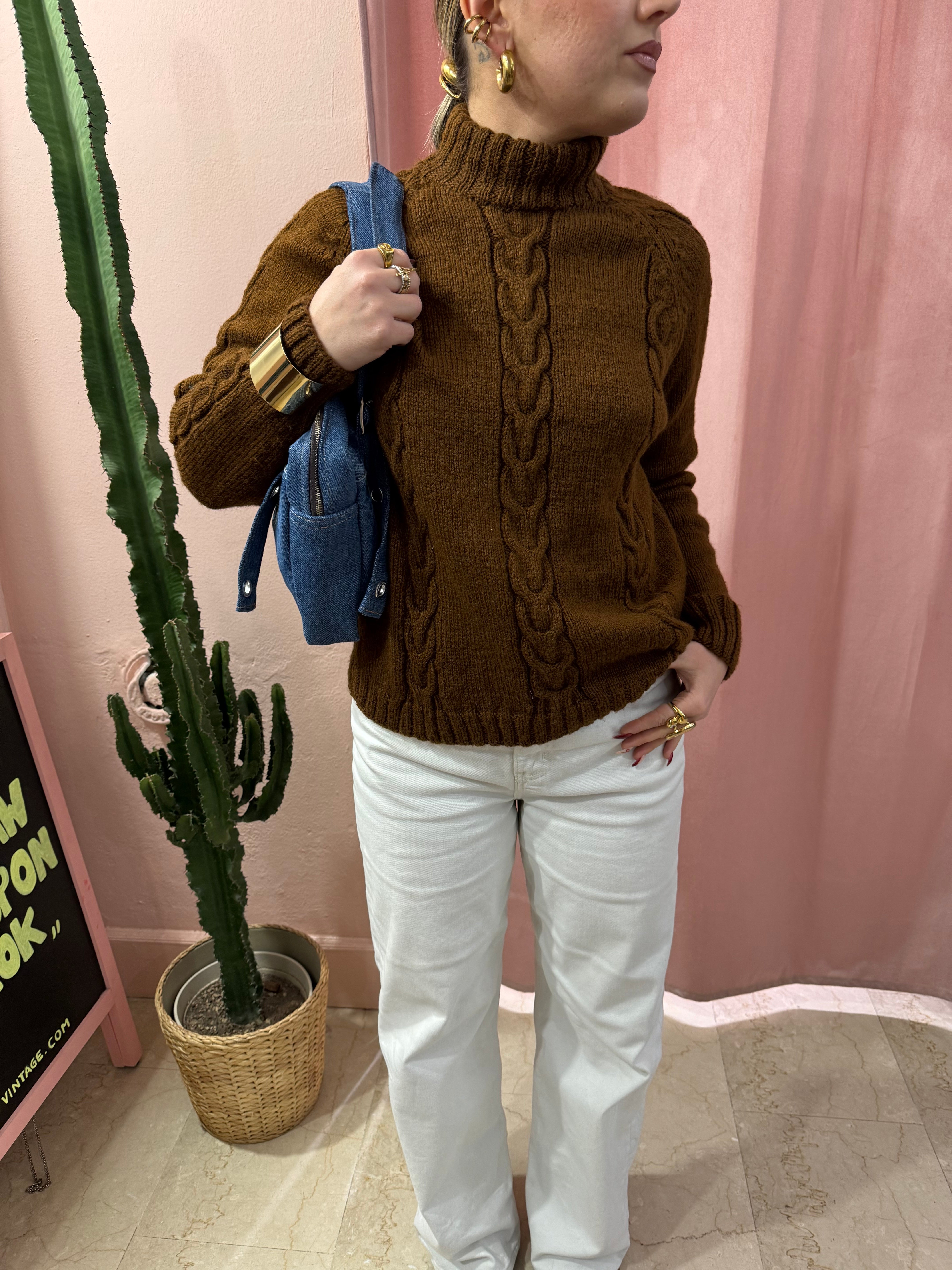 Maglione a collo alto in lana a trecce