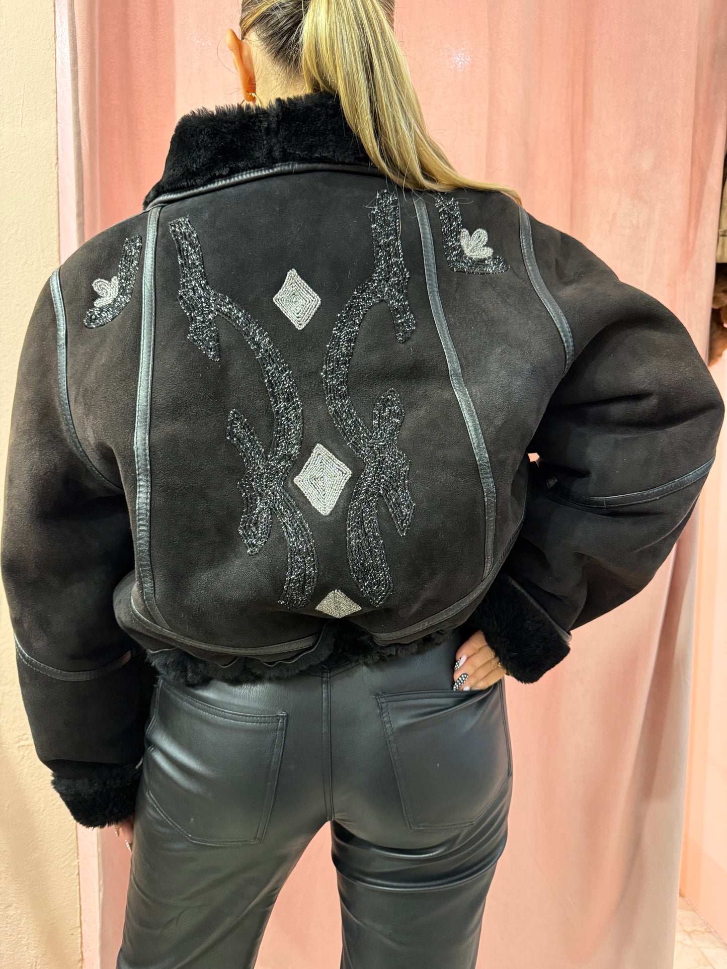 Montone vintage nero con ricami
