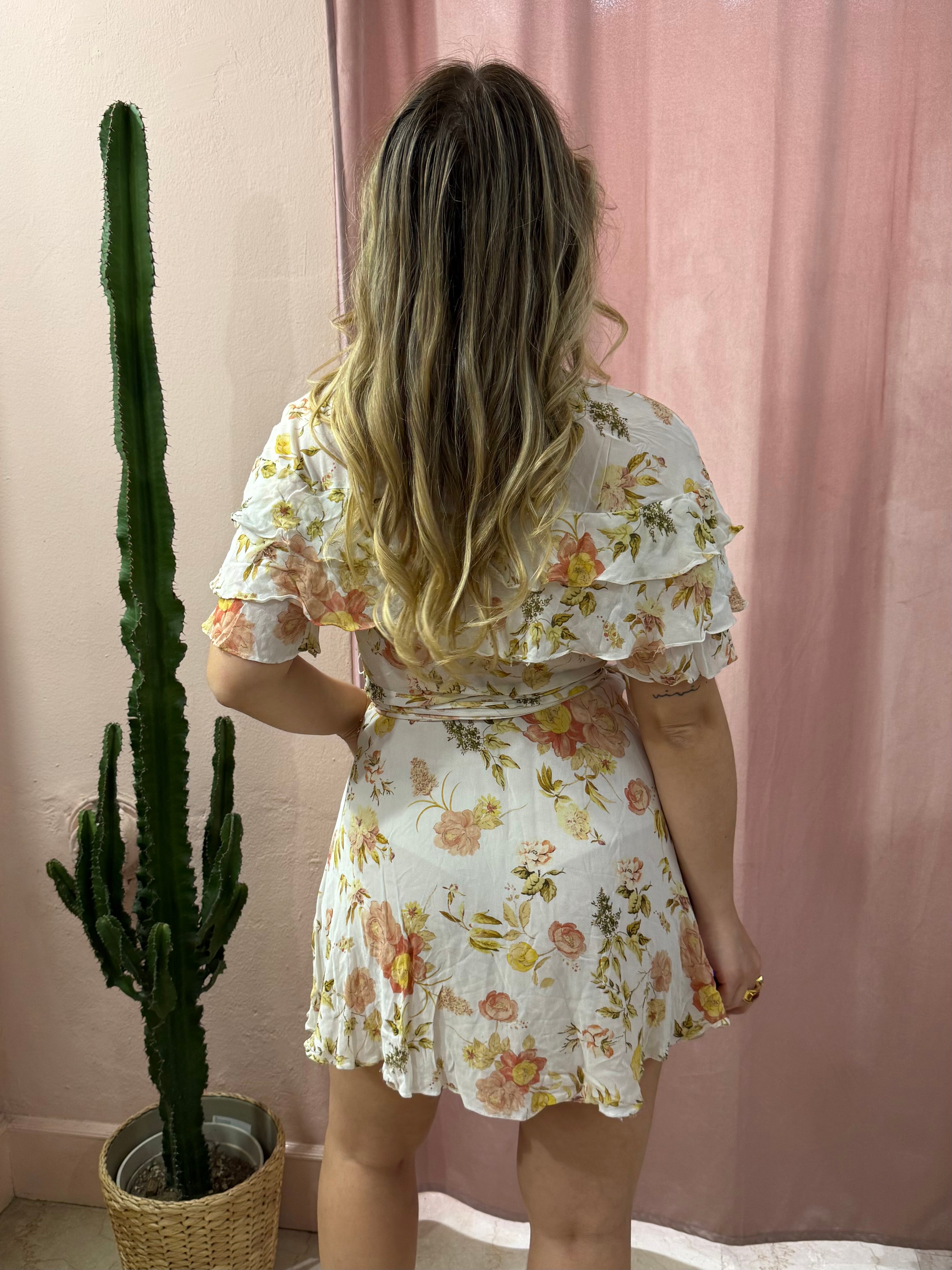 Vestito a fiori sul bianco