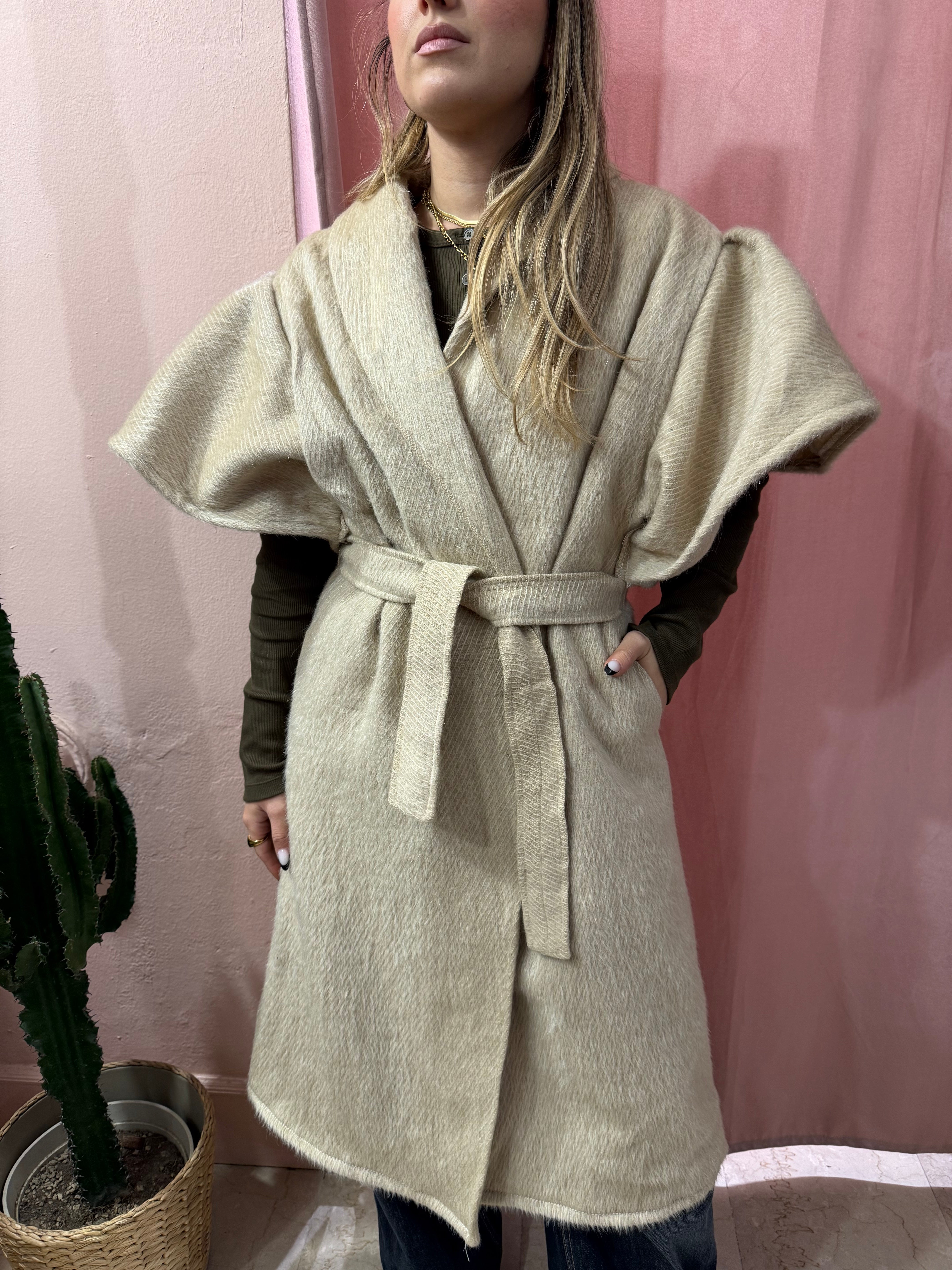 Cappotto smanicato con voulant in lana