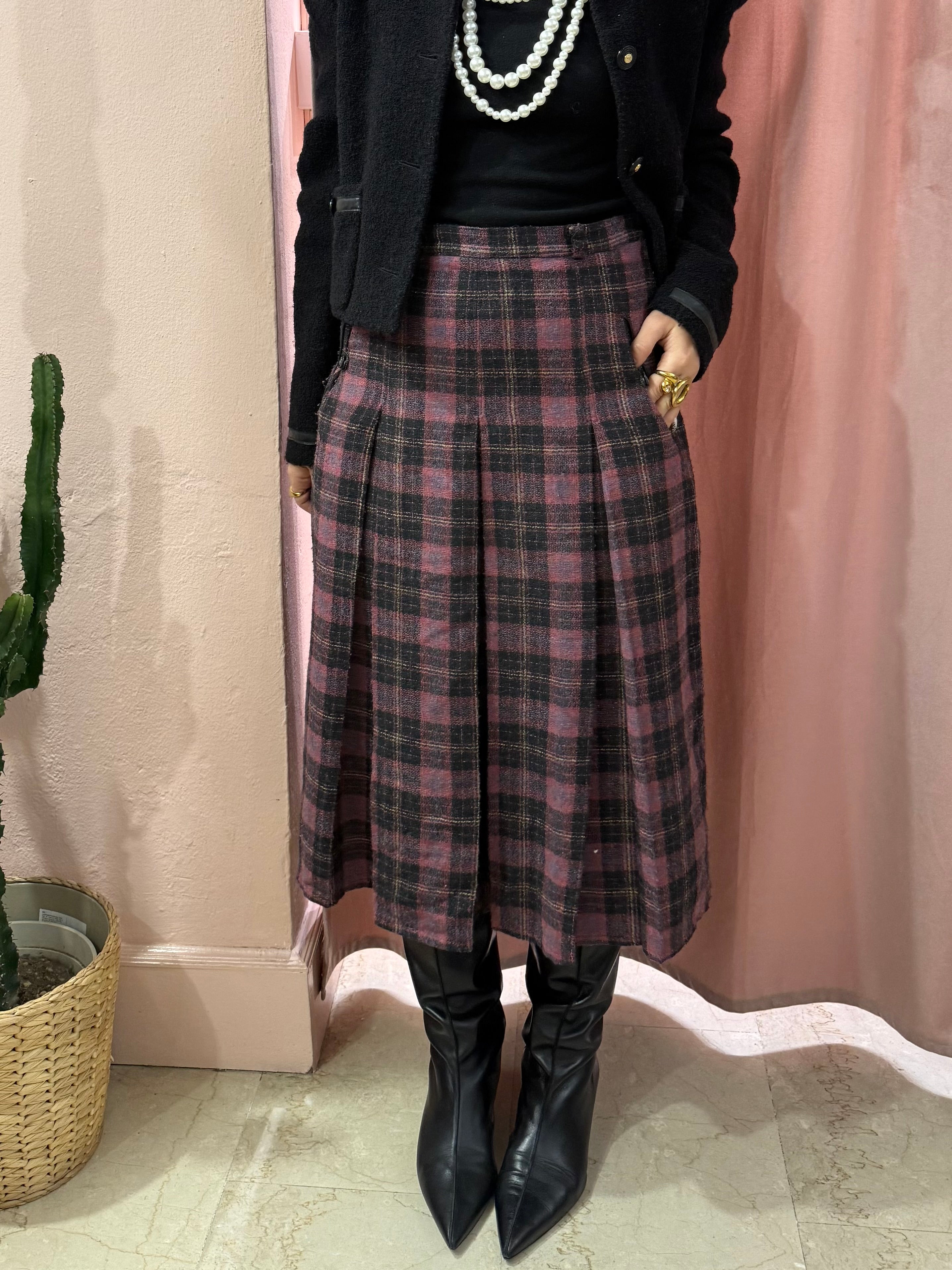 Gonna scozzese sul viola medio lunga