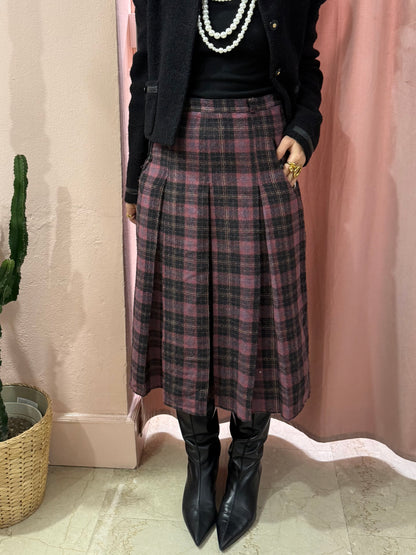 Gonna scozzese sul viola medio lunga