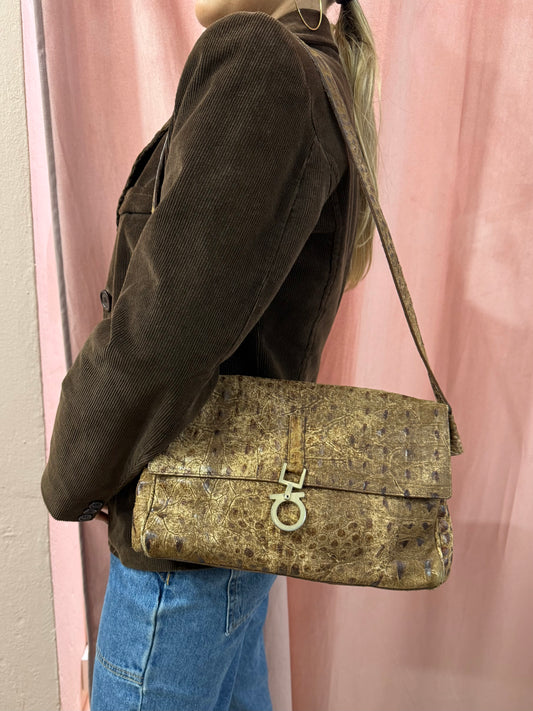Borsa in vera pelle dettaglio chiusura centrale