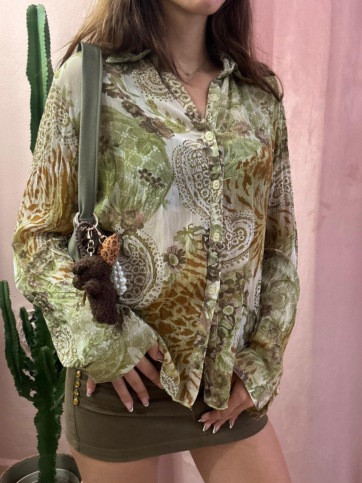 Camicia velata in fantasia sul verde