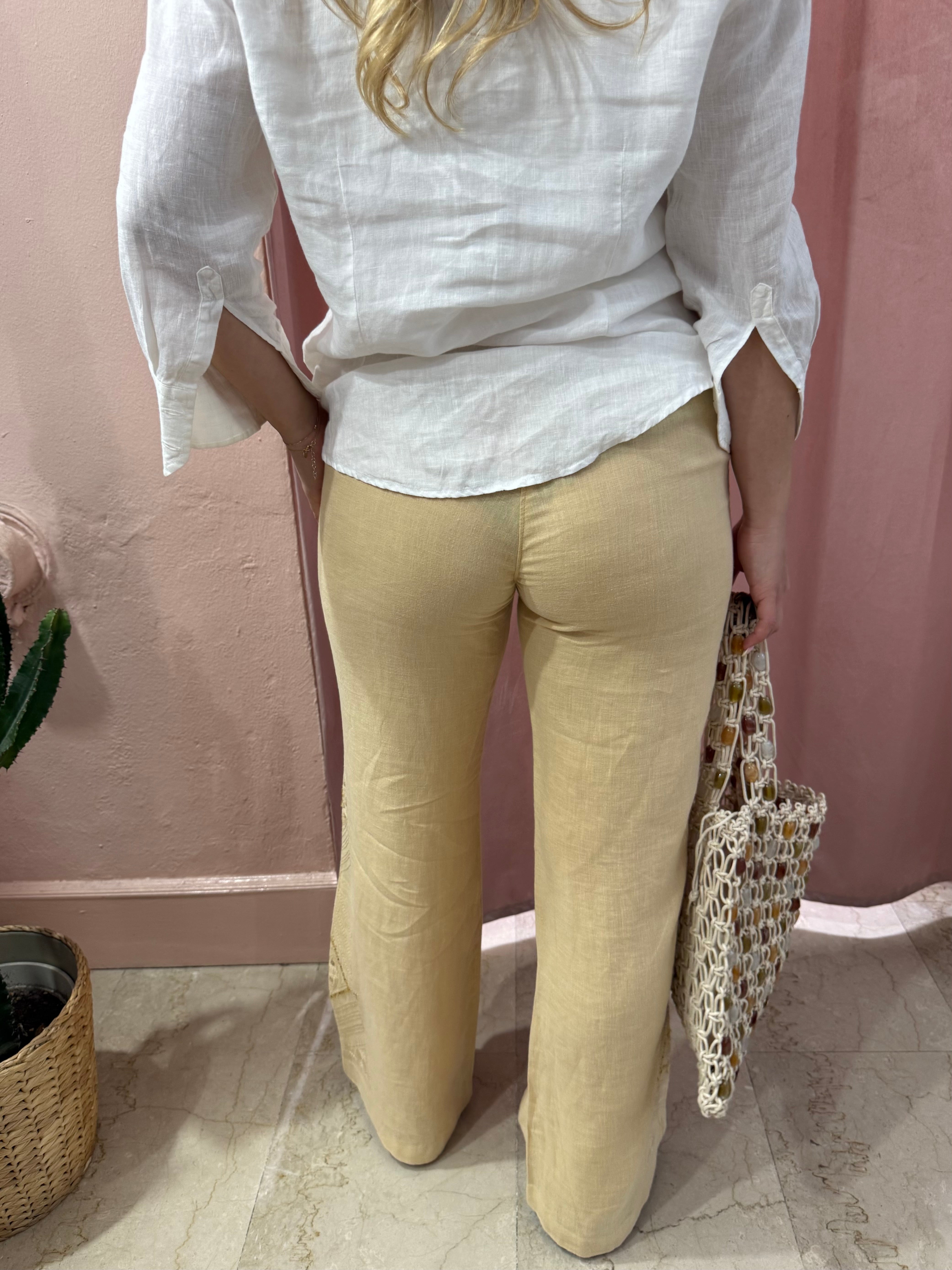 Pantaloni Marlboro beige in lino con ricami