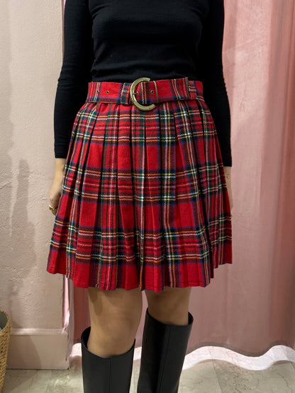 Gonna tartan sul rosso con cintura