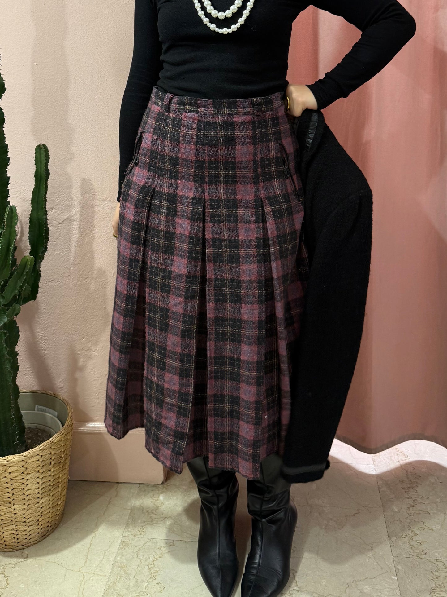 Gonna scozzese sul viola medio lunga