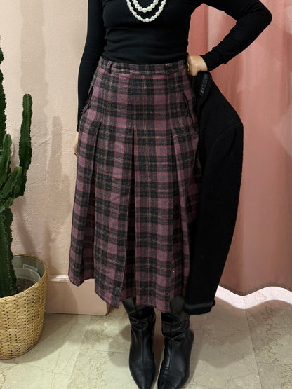 Gonna scozzese sul viola medio lunga