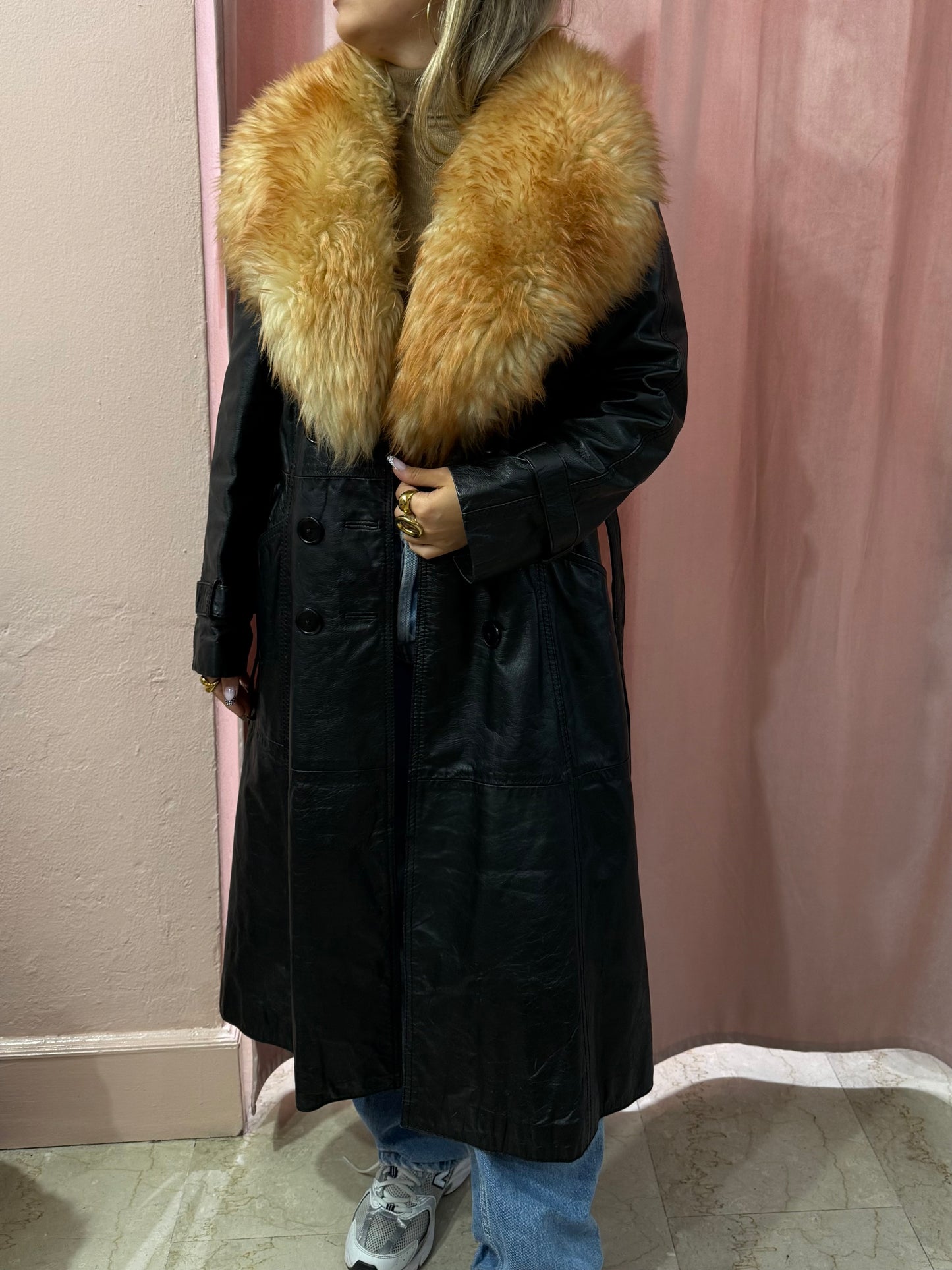 Trench in vera pelle nero con dettaglio collo