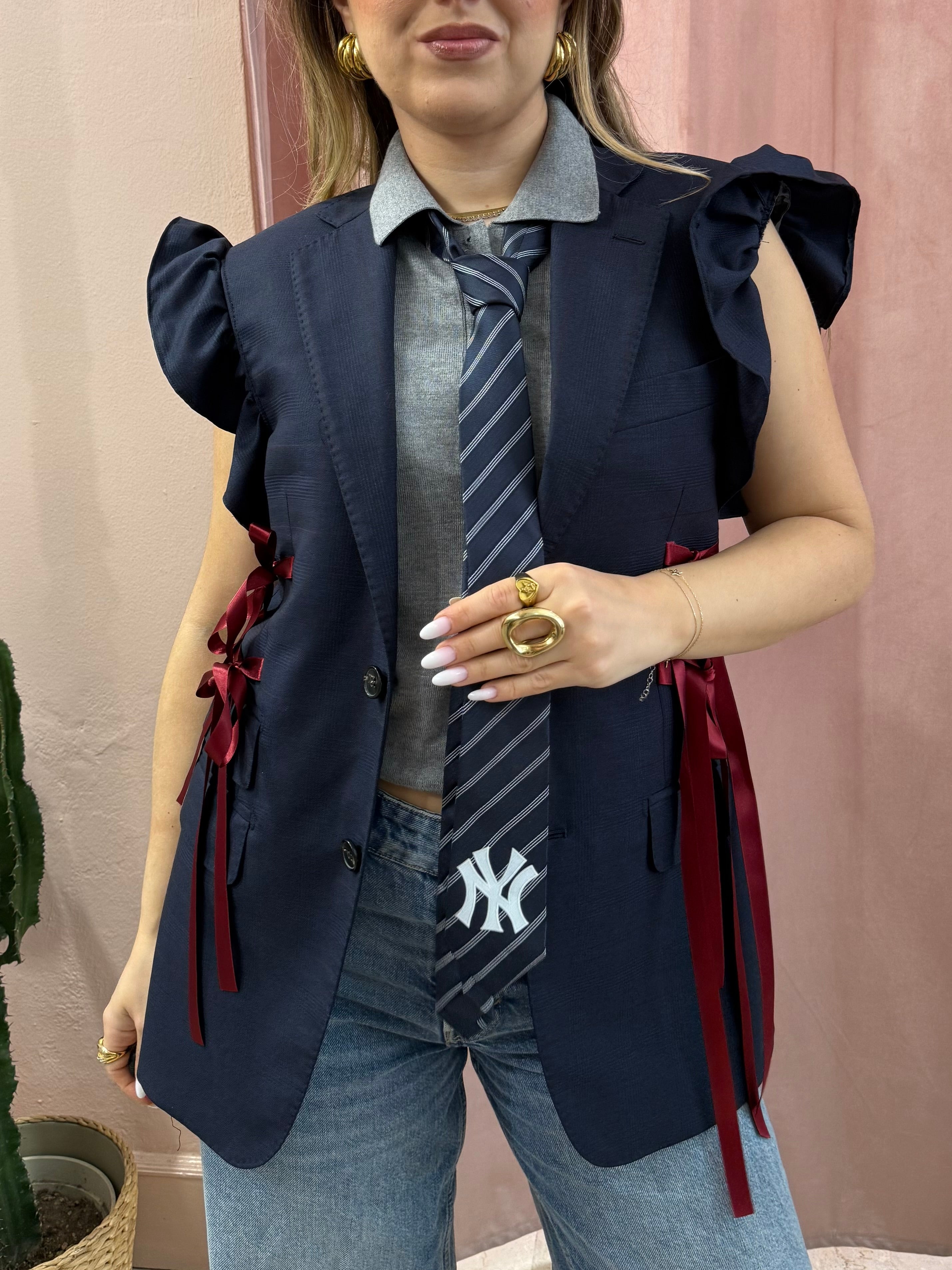 Blazer smanicato upcycling con volant e fiocchi