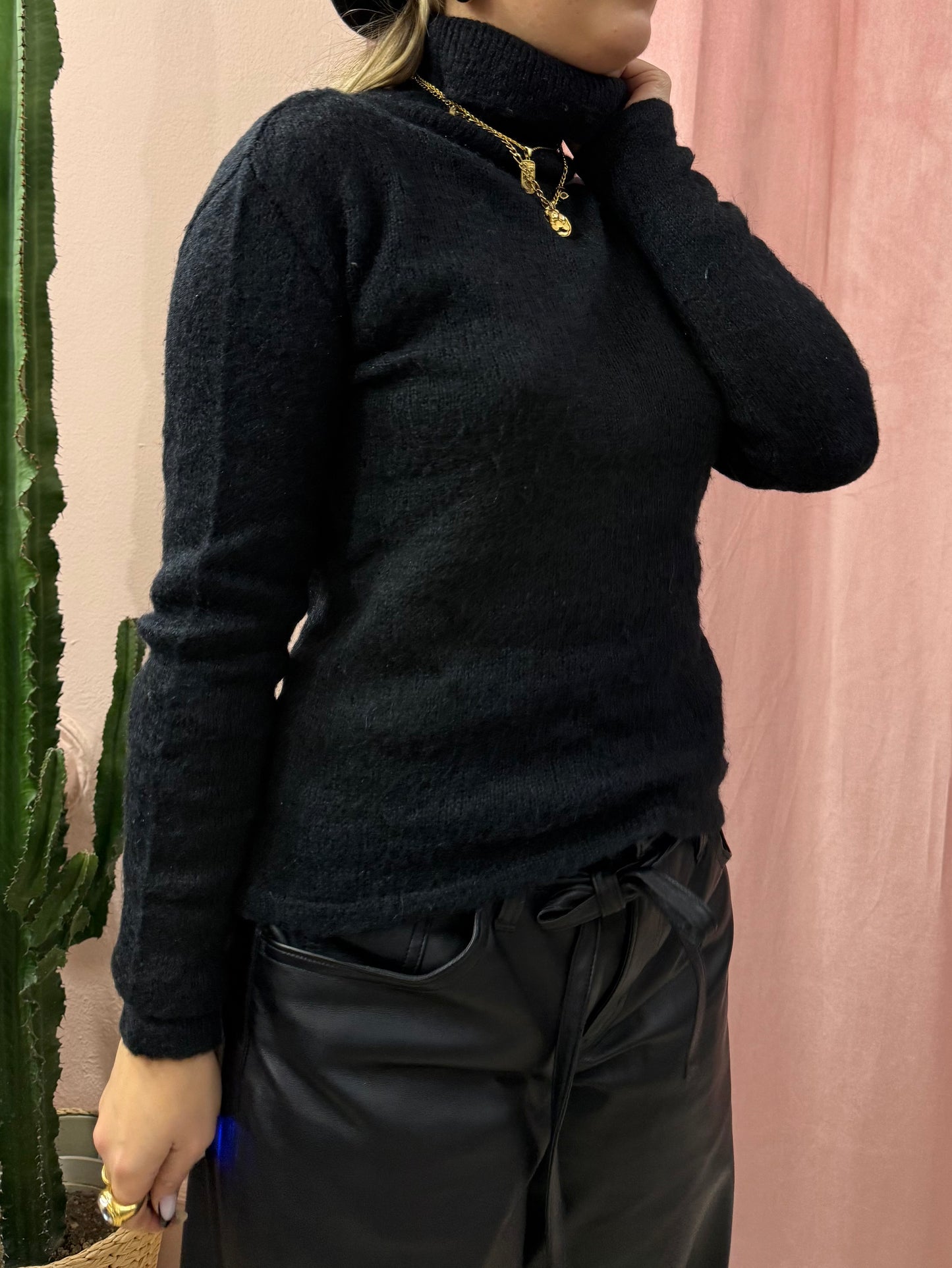 Maglia nera a collo alto in lana