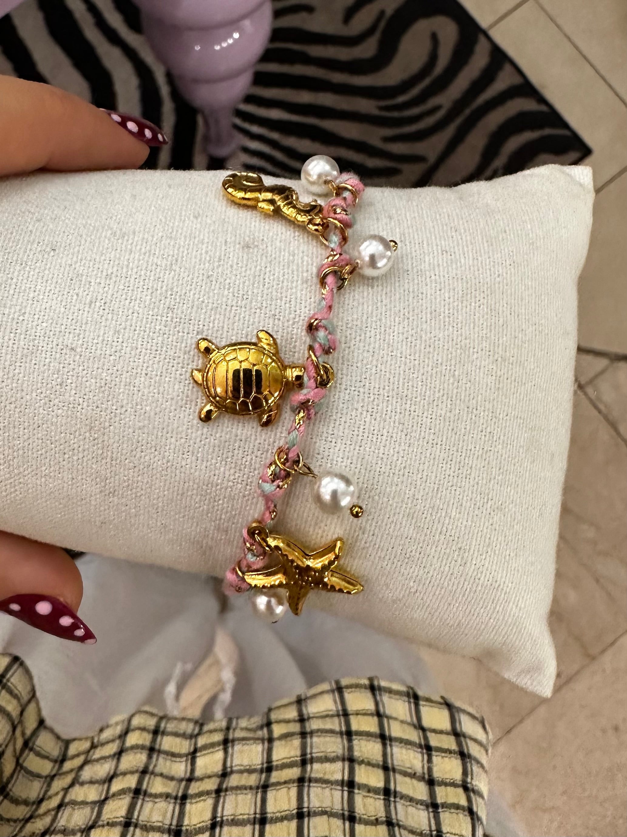 Bracciale in corda rosa con ciondoli mare