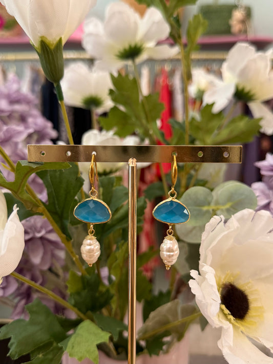 Orecchini pendenti goccia colorata con perla - più colori