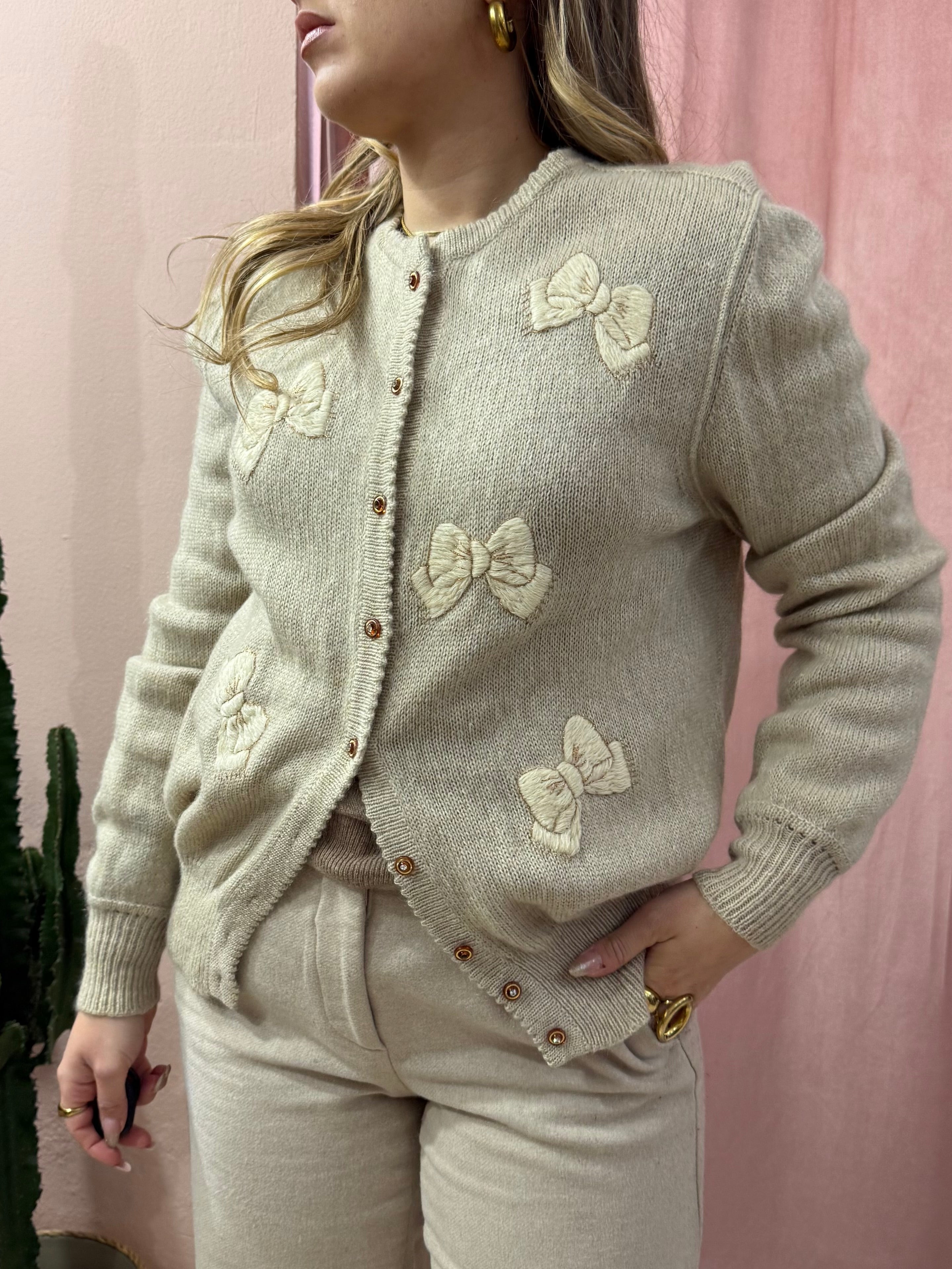 Cardigan vintage con fiocchi ricamati