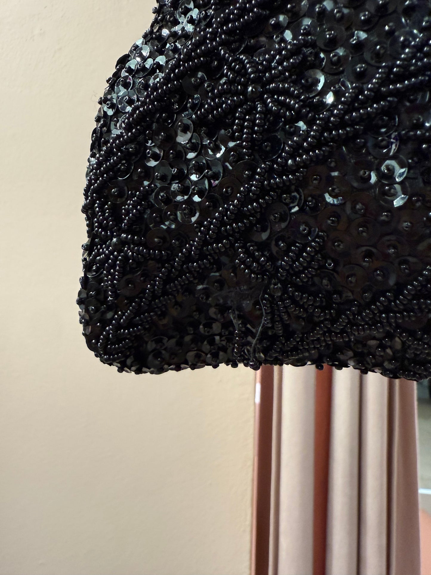 Borsetta vintage ricamata con paillettes e perline