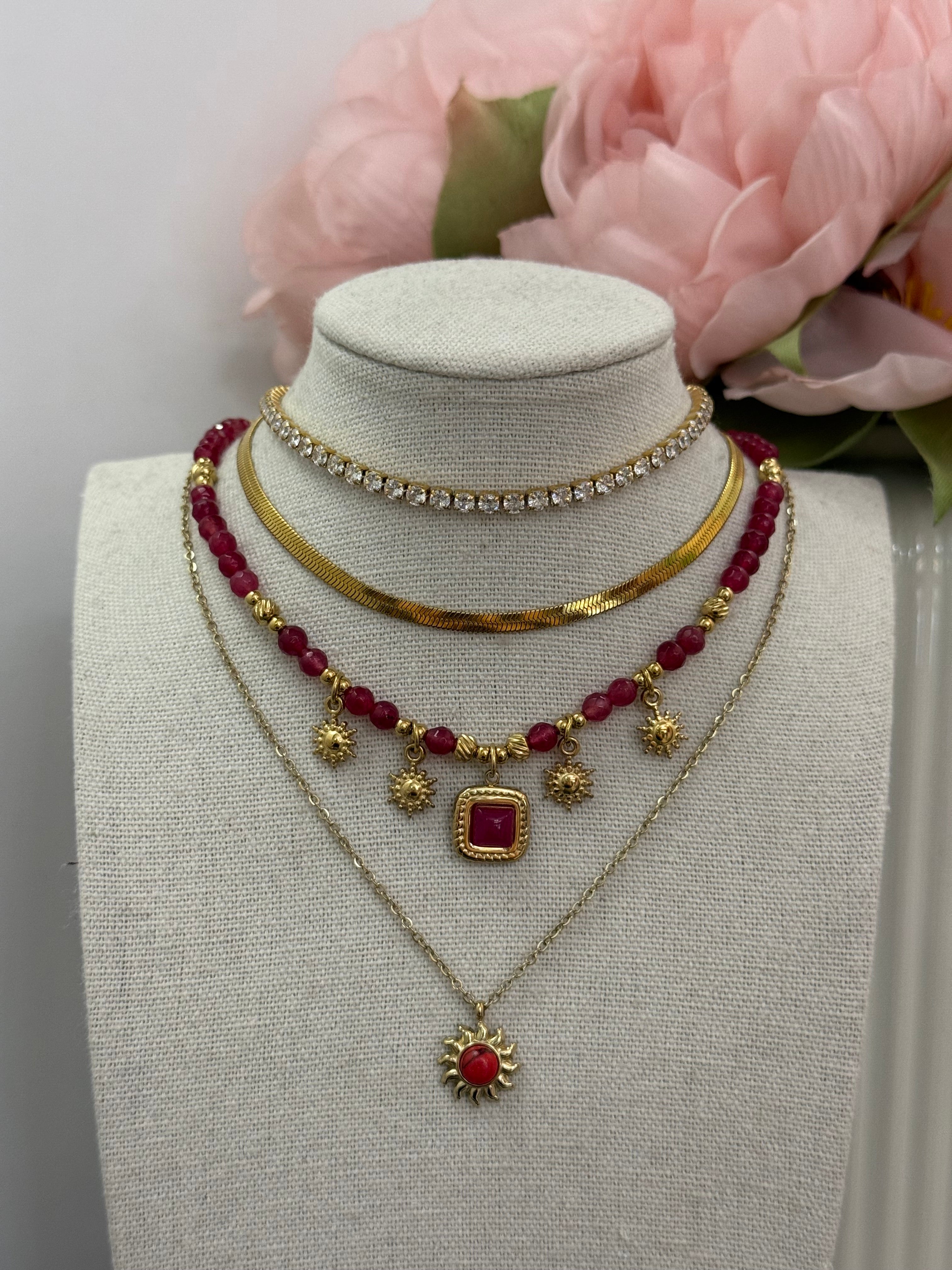 Collana girocollo con pietre rosse e dettagli dorati