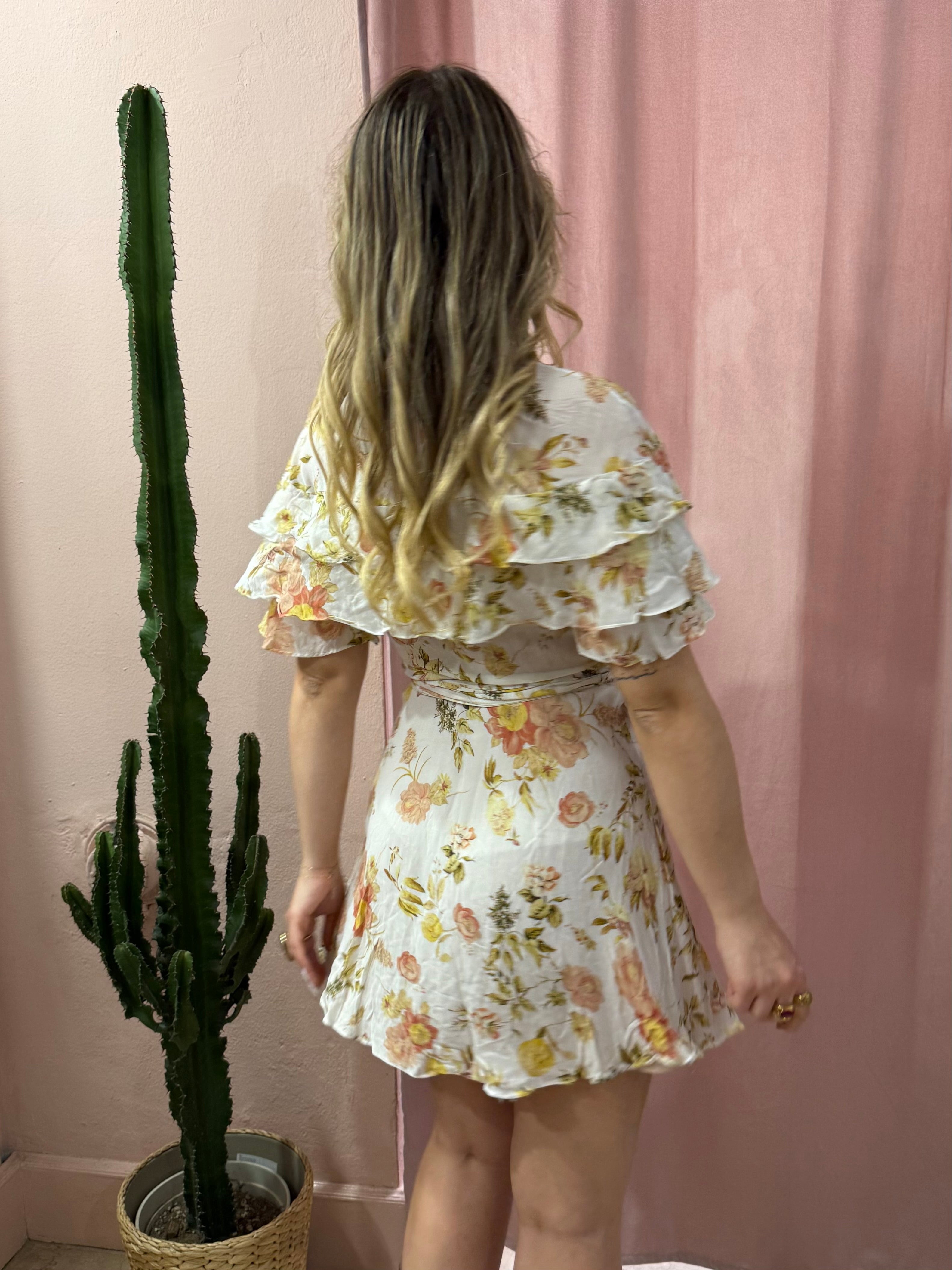 Vestito a fiori sul bianco