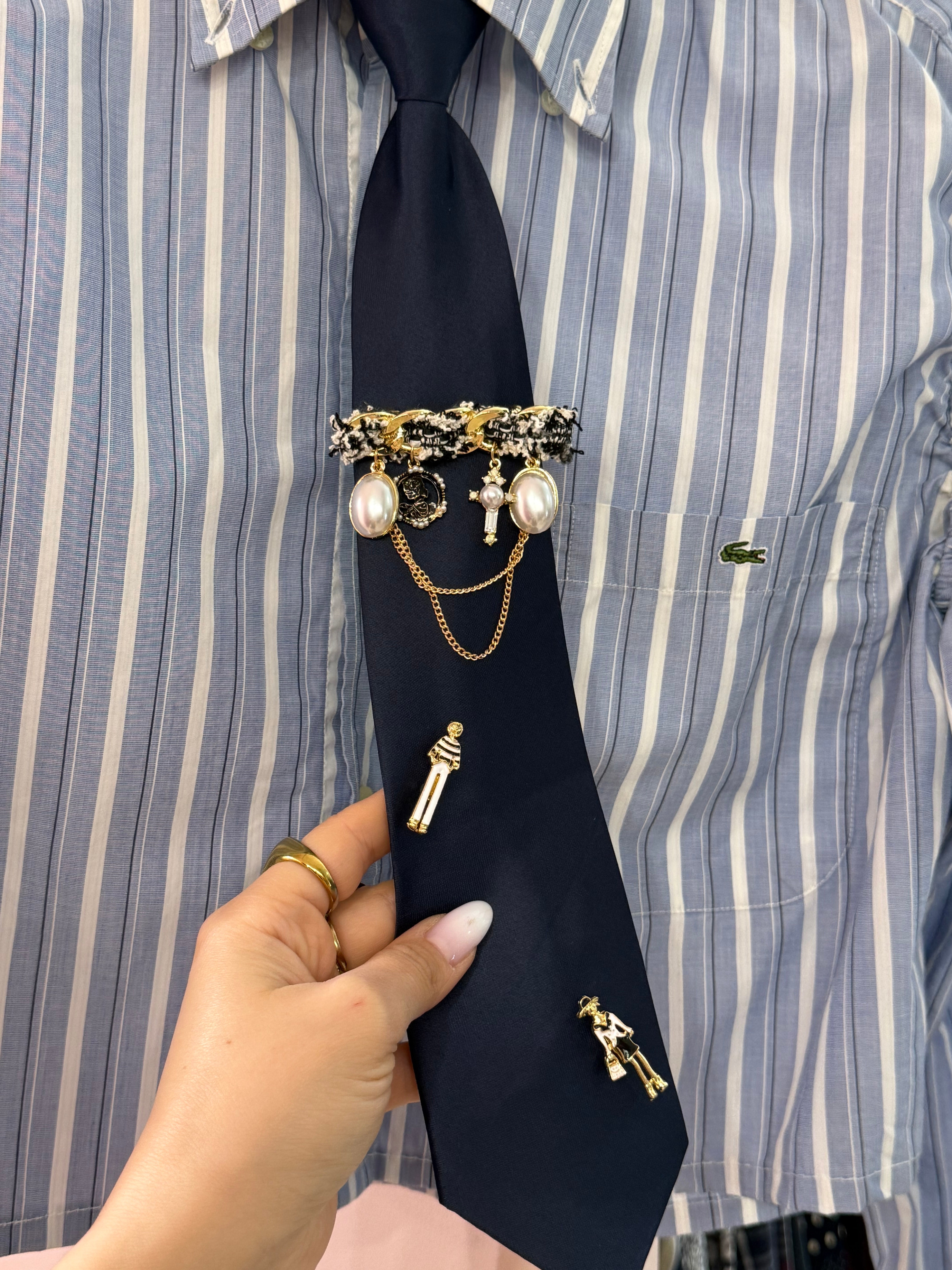 Cravatta blu notte con spille gioiello