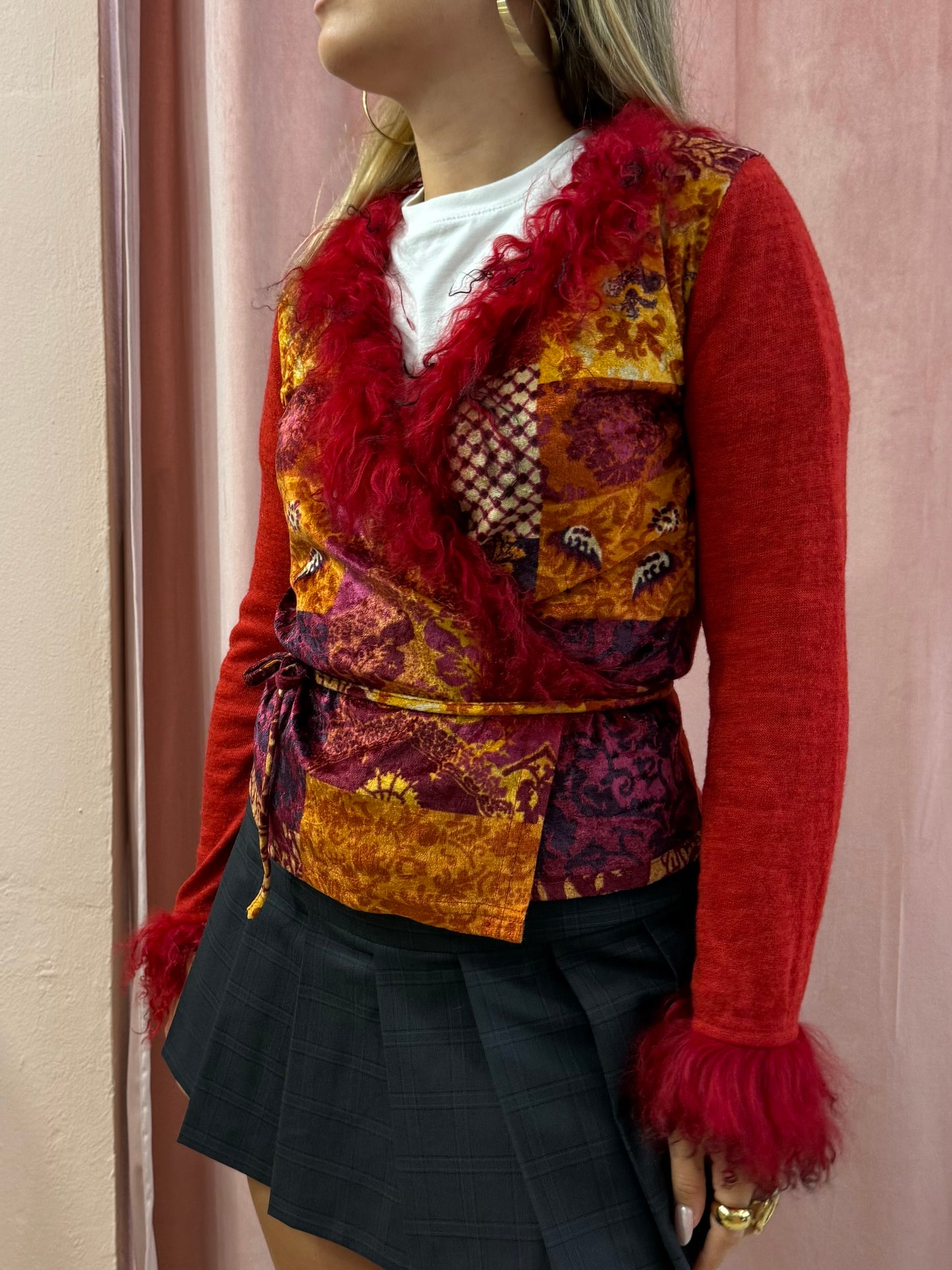 Cardigan y2k con piume in fantasia