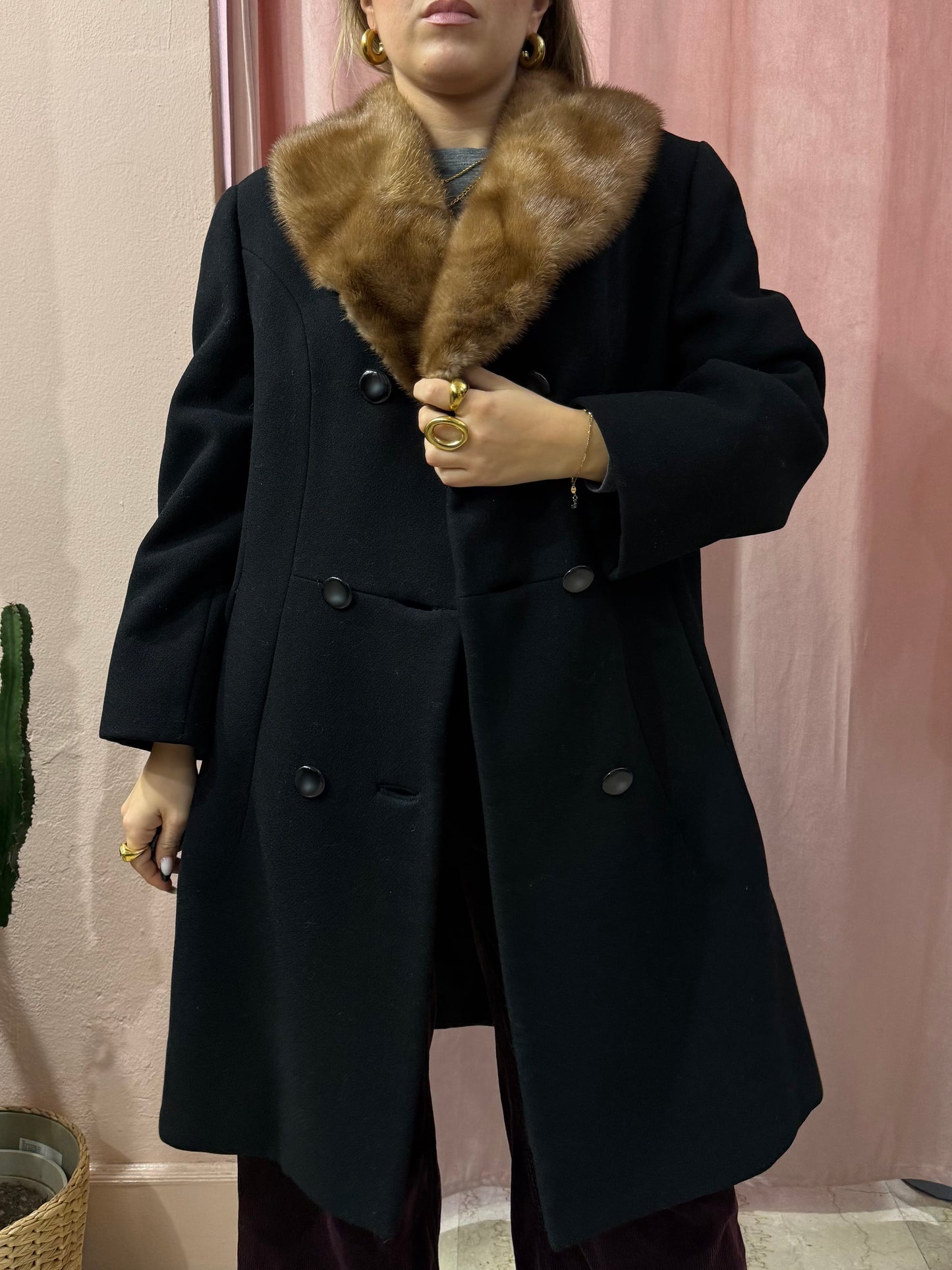 Cappotto nero in lana collo in visone