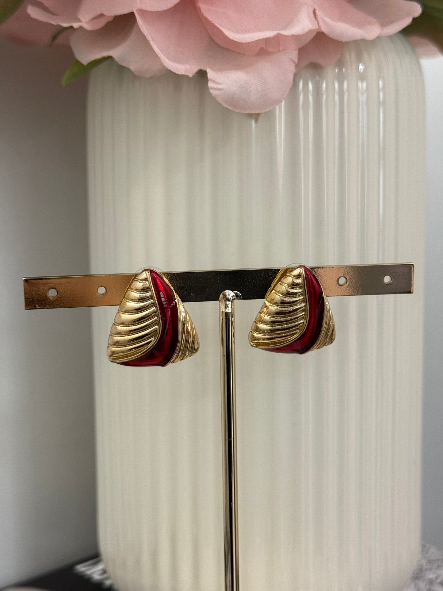 Orecchini dorati con dettaglio rosso