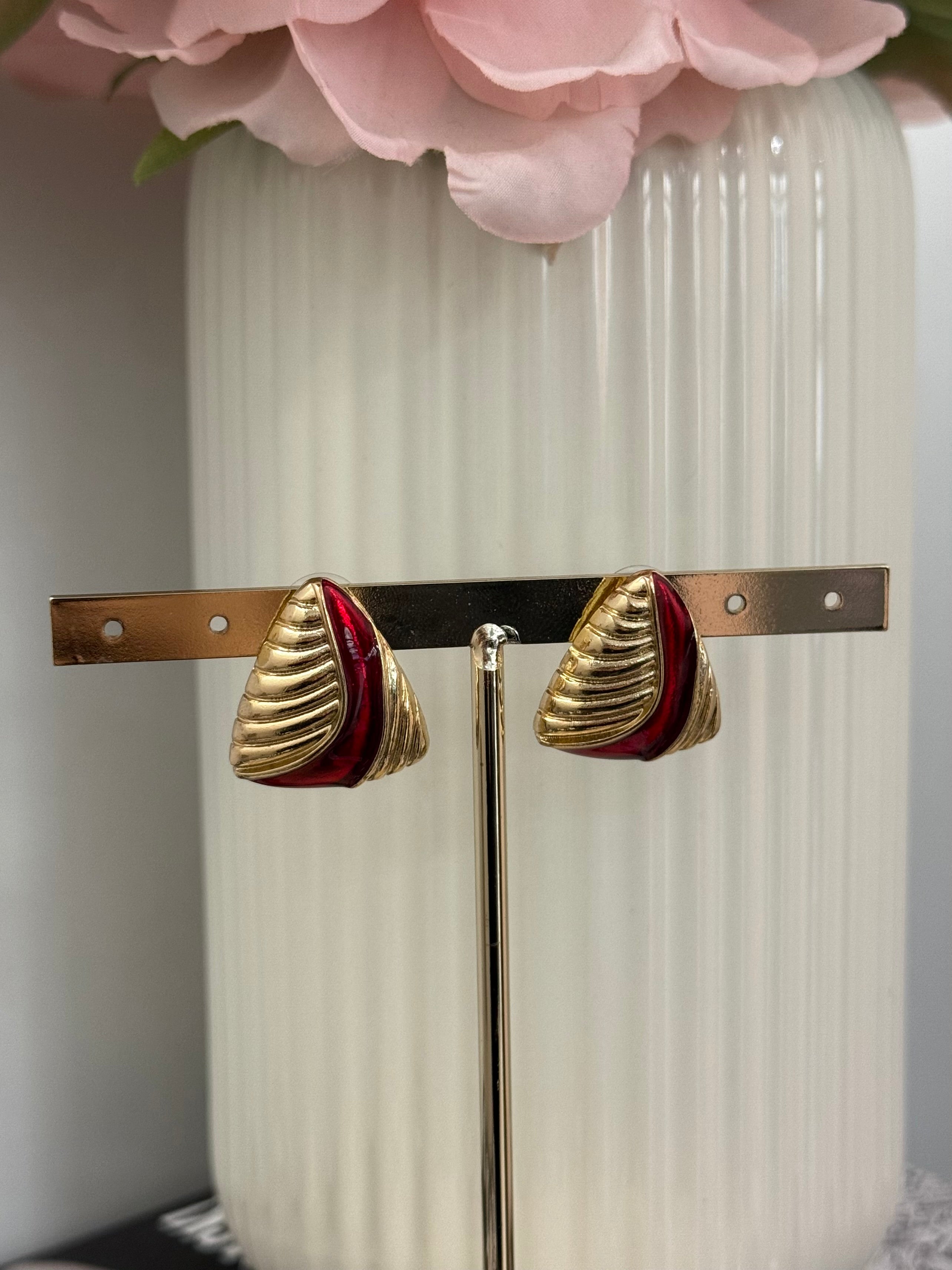 Orecchini dorati con dettaglio rosso