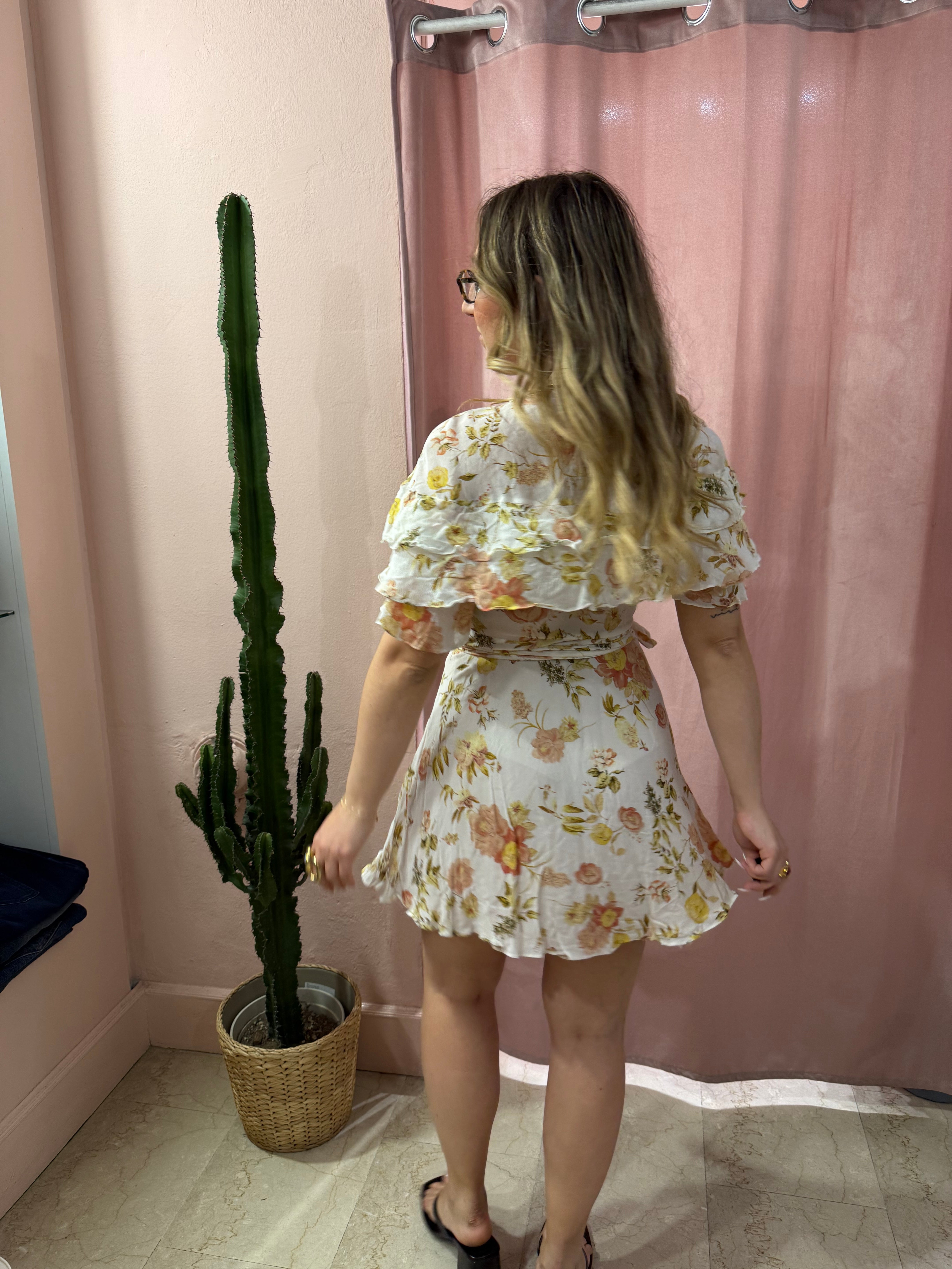 Vestito a fiori sul bianco