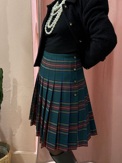 Gonna scozzese sul verde con bottoni