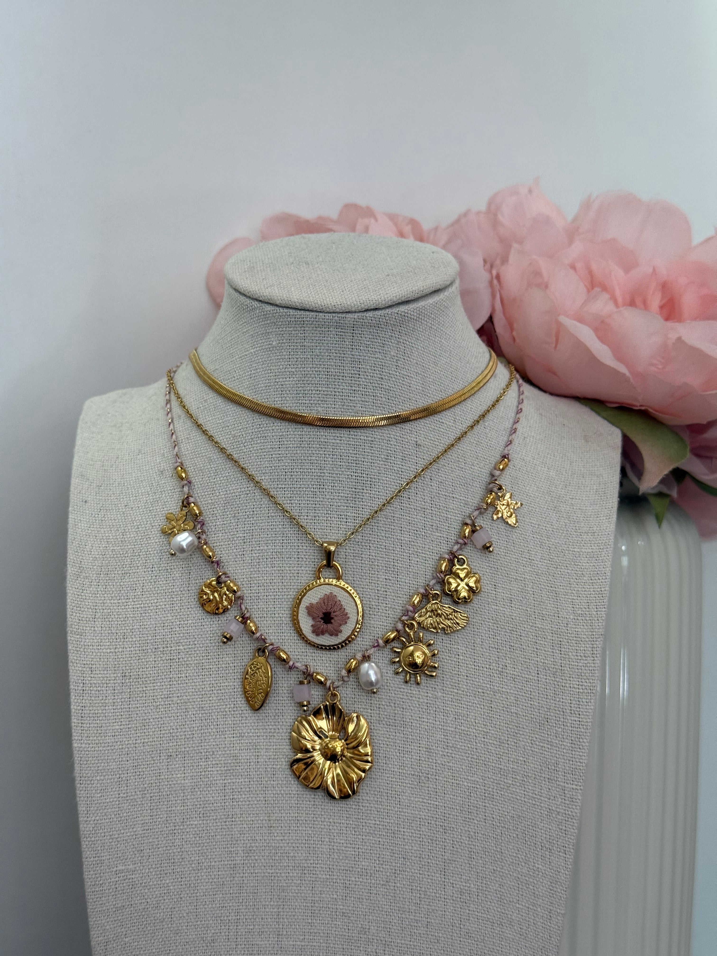 Collana multicharm fiore corda rosa