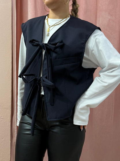 Gilet upcycling con fiocchi blu