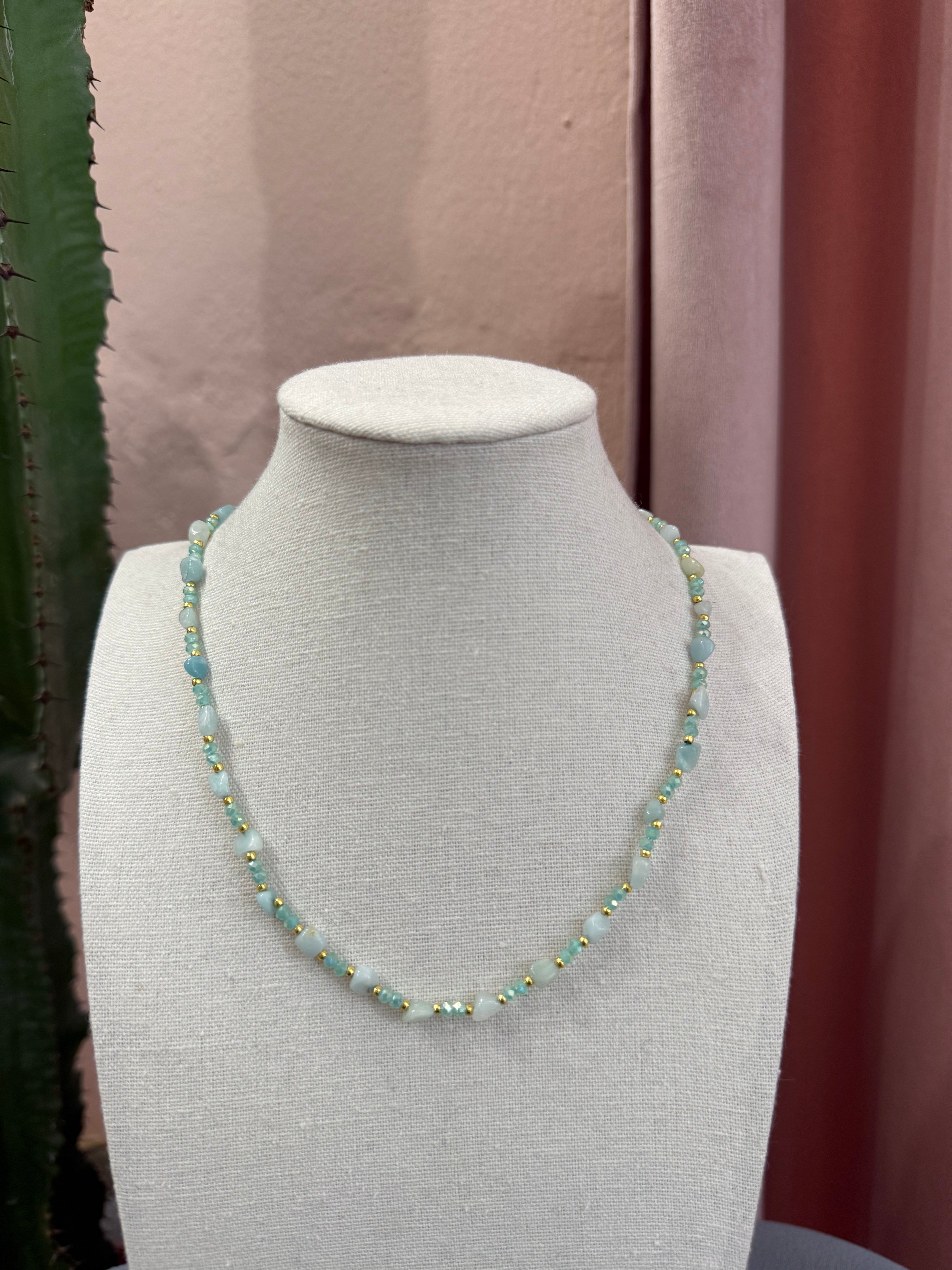 Collana con pietre turchesi