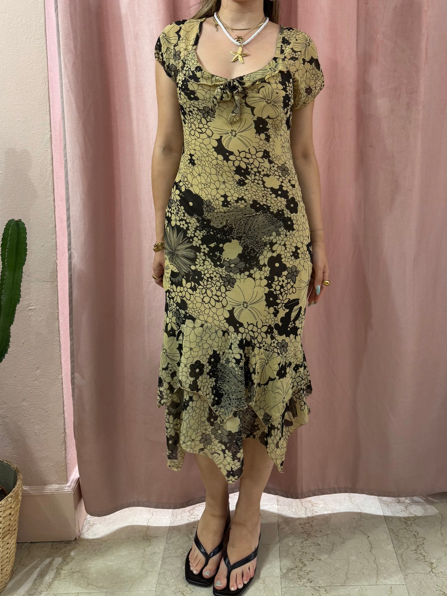 Vestito in fantasia a fiori beige e nero