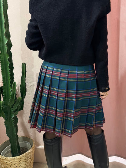 Gonna scozzese sul verde con bottoni